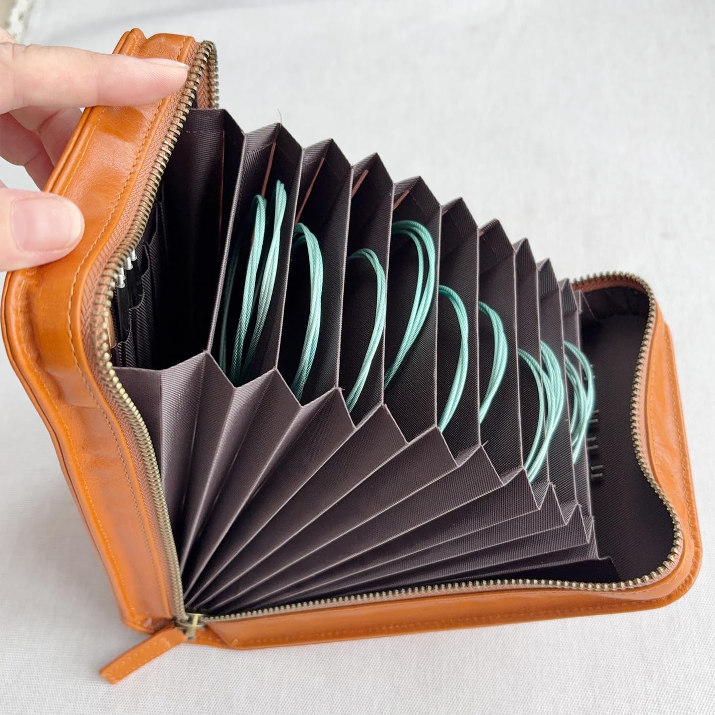 Lotus Yarns Orgeletui aus echtem Leder, organisierte Stricknadeltasche zur Aufbewahrung von festen/austauschbaren Rundstricknadeln und Zubehör (leeres Nadeletui)