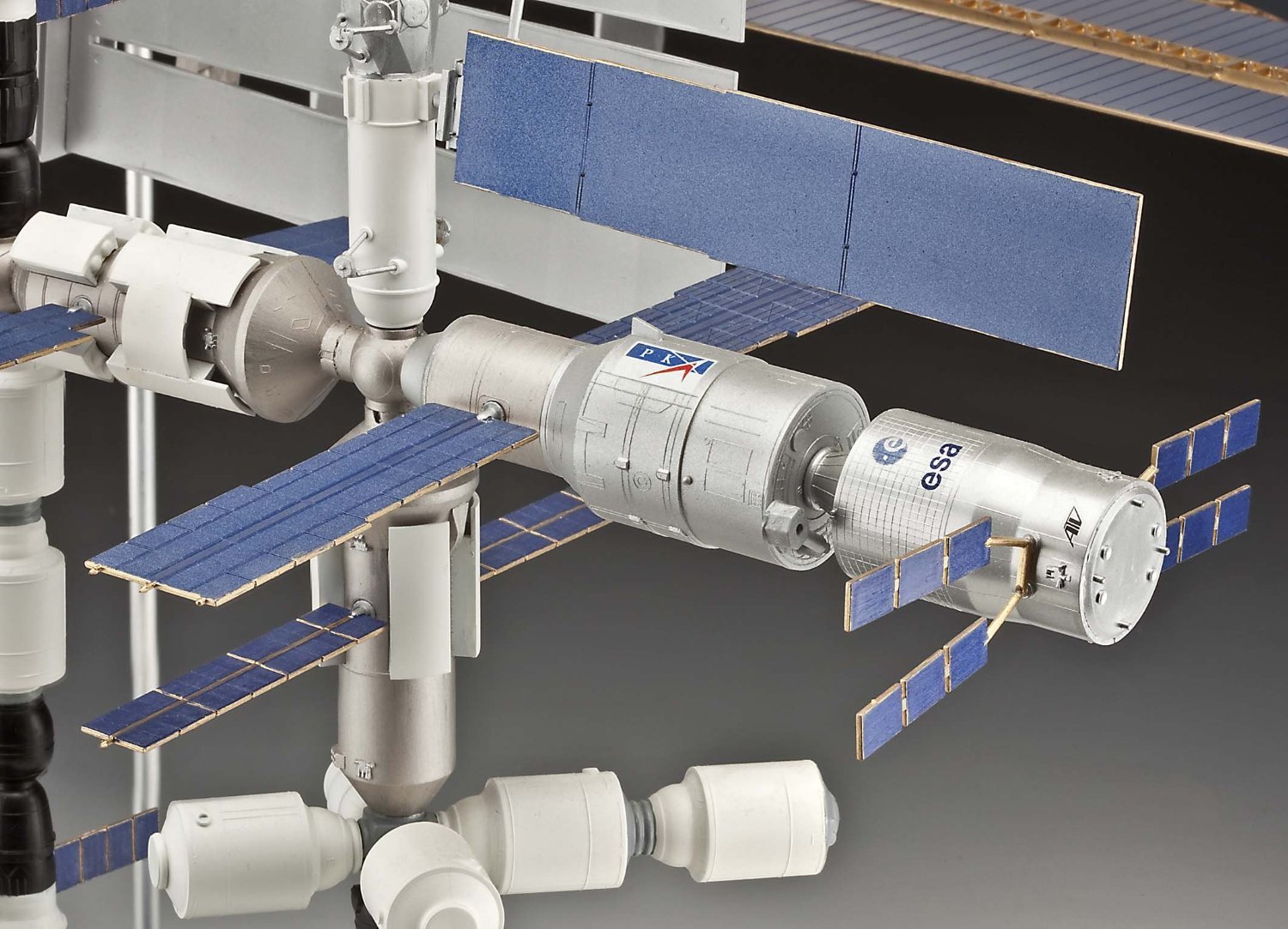 Revell 04841 - Modellbausatz - International Space Station ISS im Maßstab 1:144