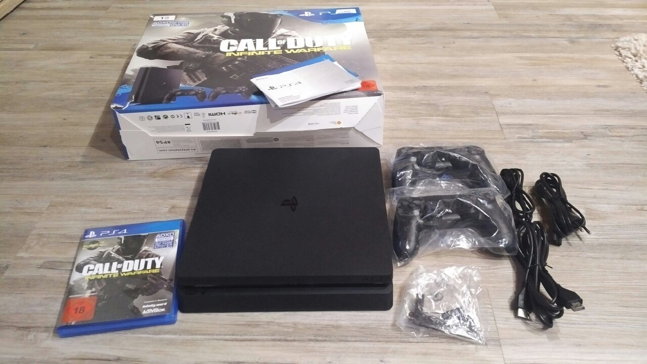 PlayStation 4 - Konsole (1TB, schwarz,slim) inkl. Call of Duty: Infinite Warfare + 2 DualShock 4 Contoller - [Edizione: Germania]