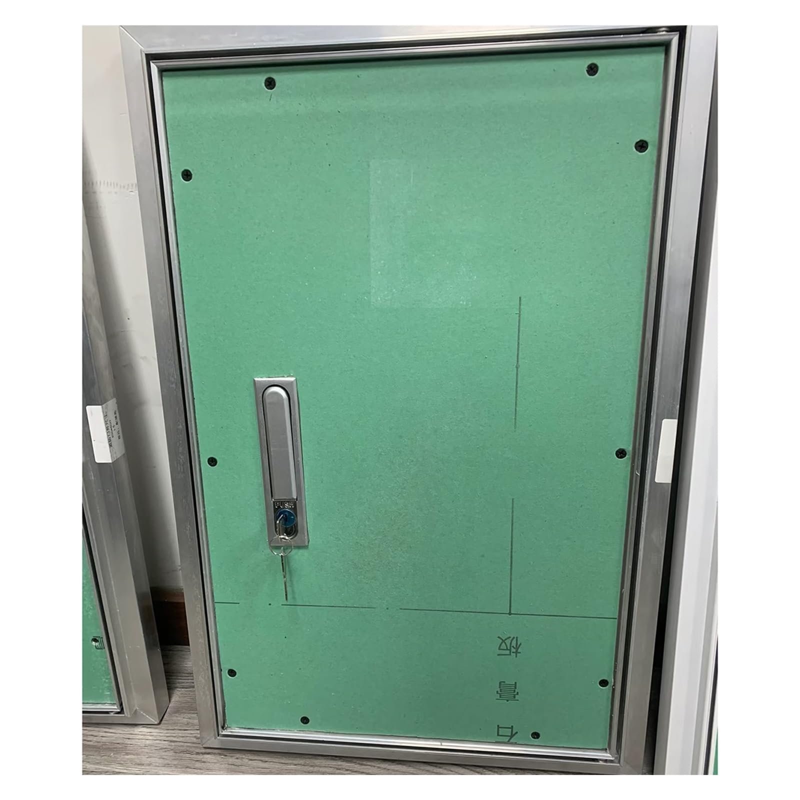 Panel de acceso de metal impermeable y seguro con cerradura de llave para locales