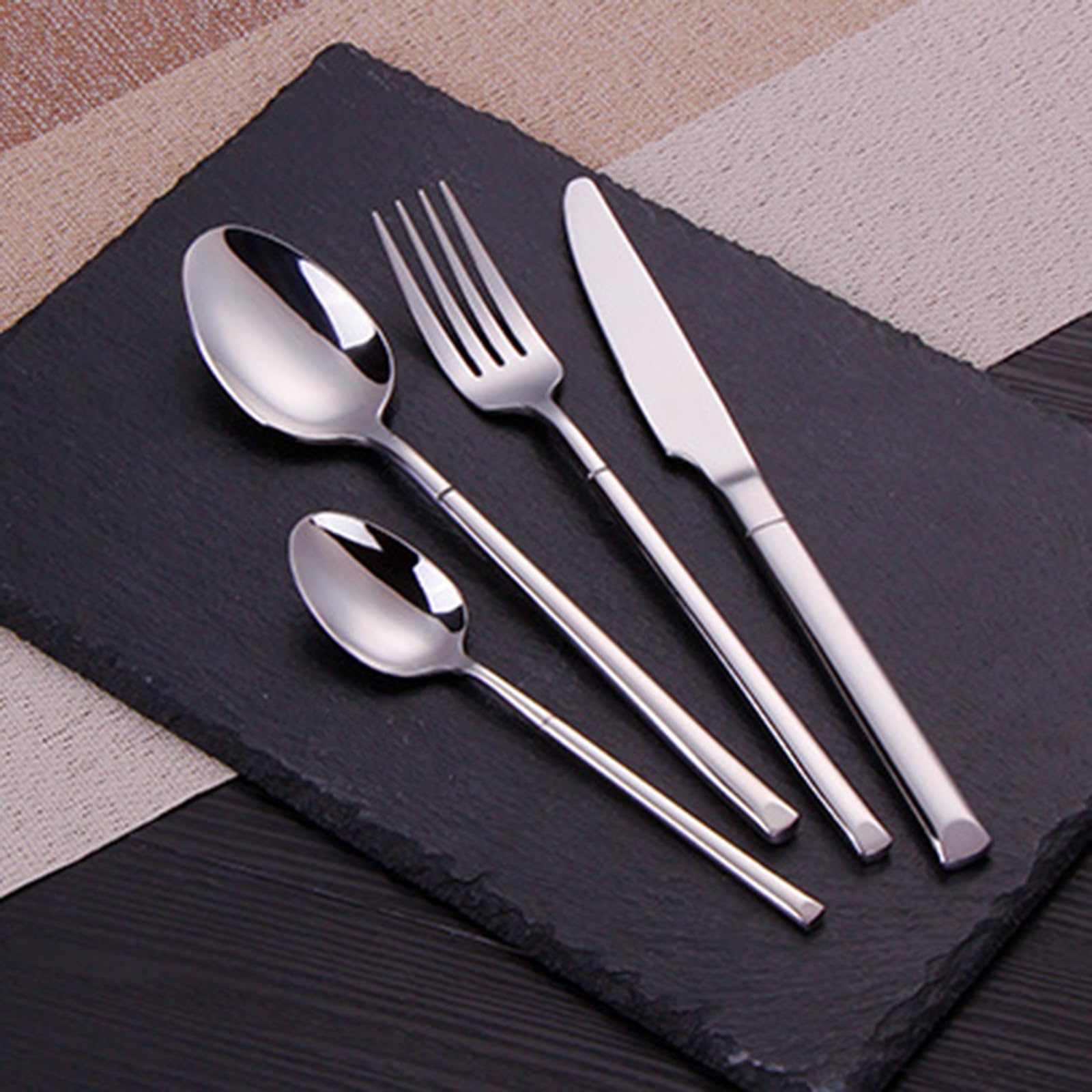 Ce Service de Couverts 16 pièces pour 4 Personnes Comprend Un Couteau, Une Fourchette et Une cuillère de Table à Manche martelé, Le Tout en Acier Inoxydable 18/8 argenté.