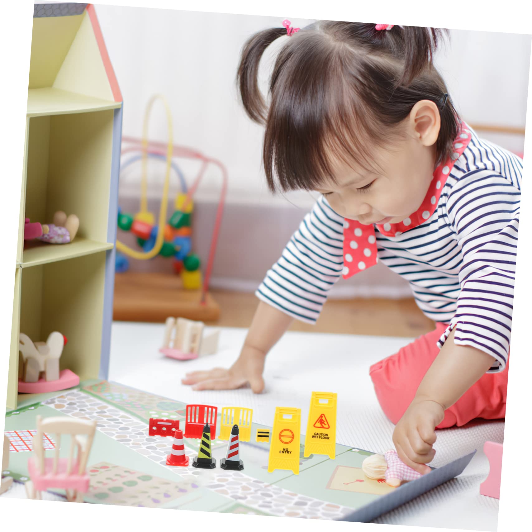 BESTonZON Simulationsverkehrszeichen und Miniaturbarrikade aus Kunststoff Realistisches Kinder Spielzeug zur Verkehrsbildung Bunt Leicht für Eltern Kind Interaktion im Lernumfeld