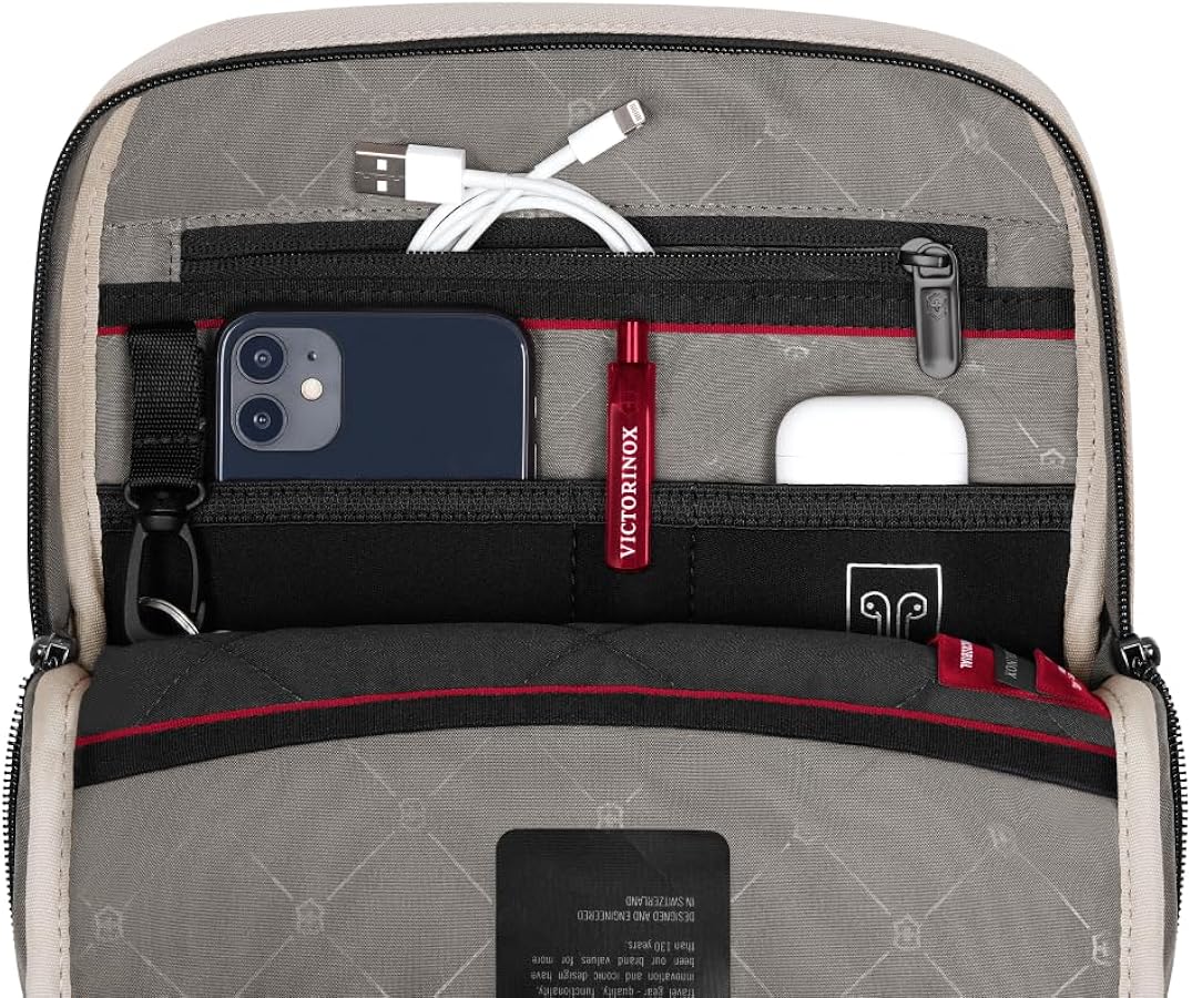 マルモント クロスボディ バッグはフェイクパールのアクセントで装飾されています マルモント クロスボディ バッグはフェイクパールのアクセントで装飾