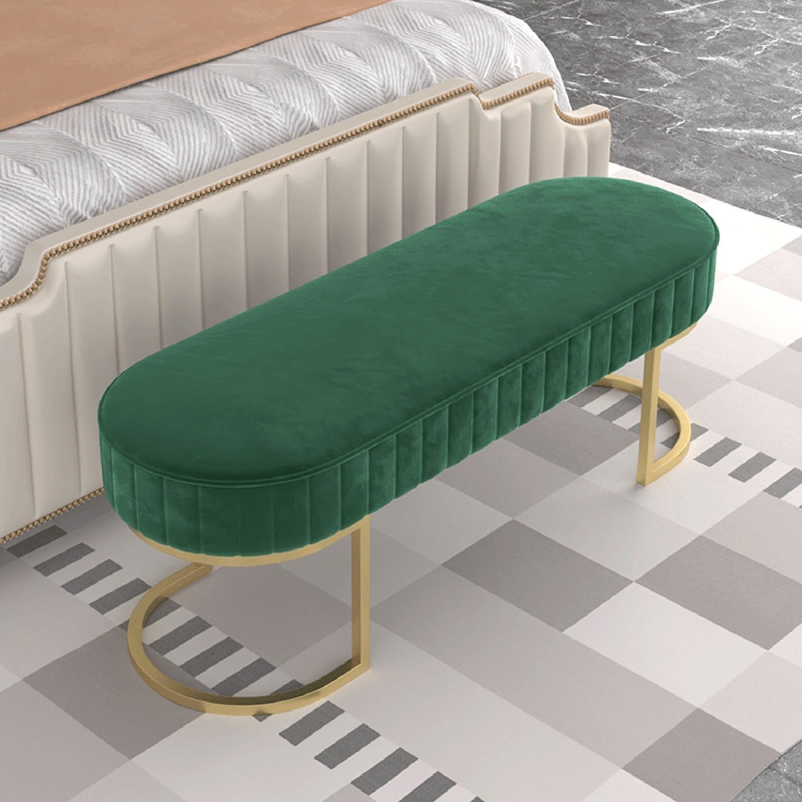 Bout de lit en velours vert pour optimiser le rangement de la chambre