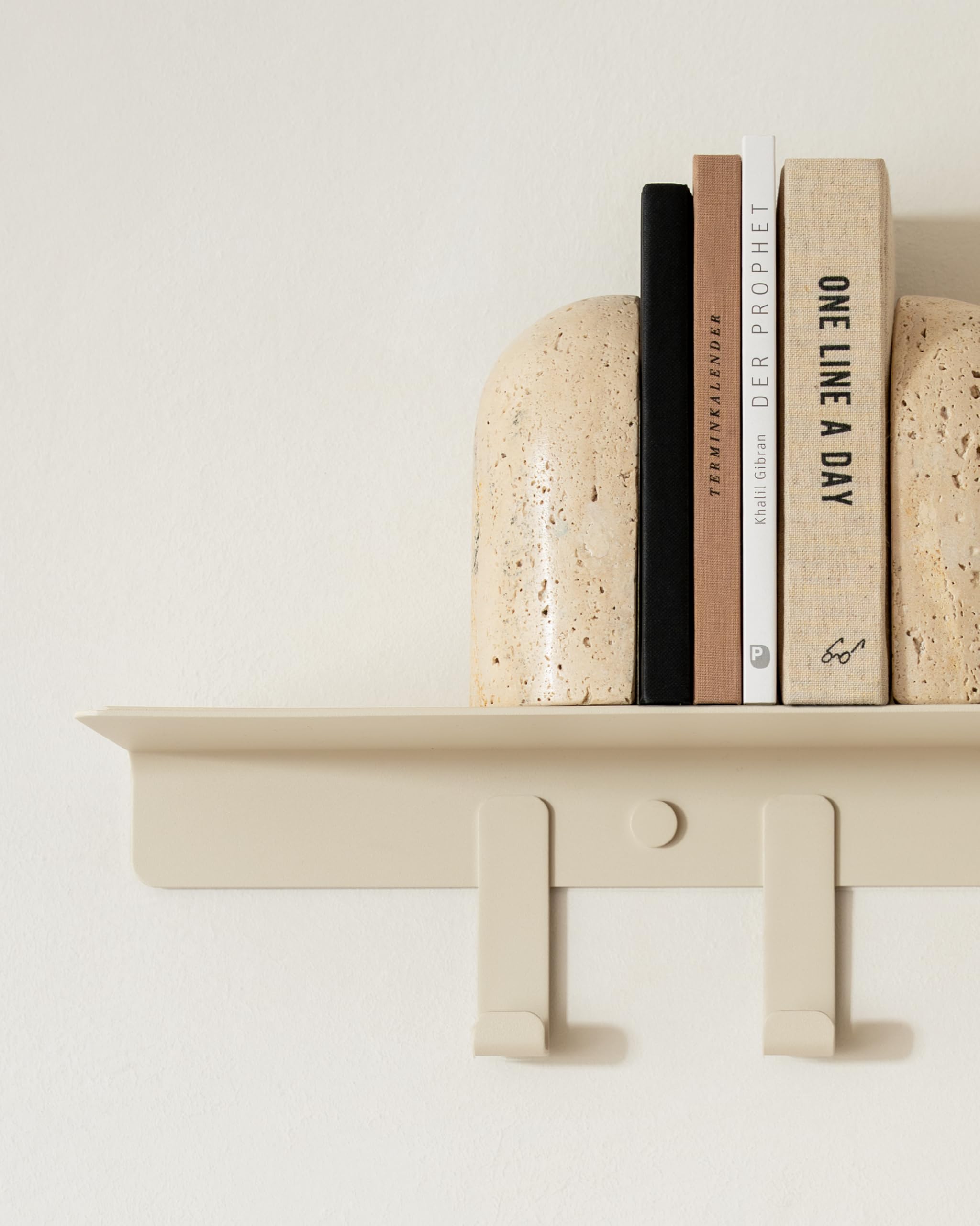 Kazai. Porte manteau mural 'Holmsen' | Crochet mural avec étagère design moderne | Patère murale en métal | Porte-manteau pour entrée | Sable Taupe