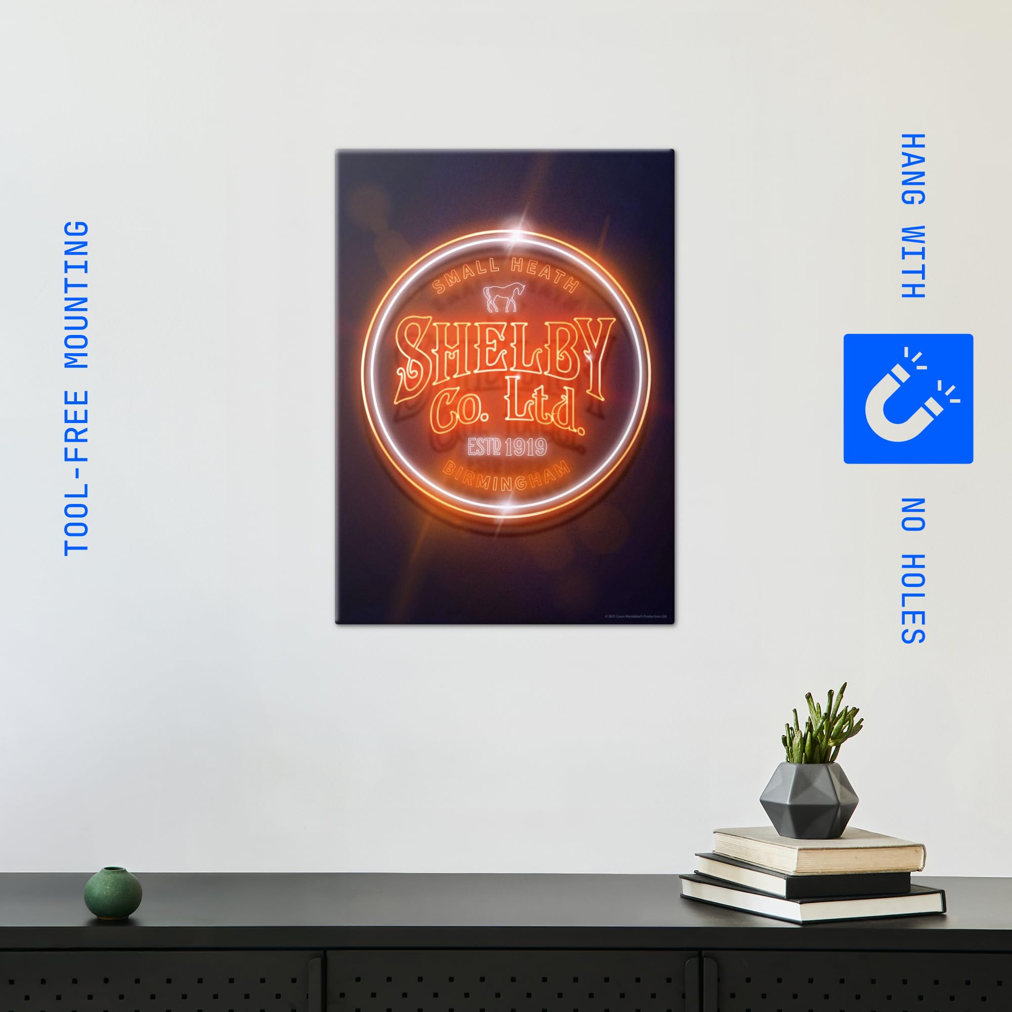 Displate Metall poster Peaky Blinders Shelby Co Ltd Neon Größe M | Moderne Bilder Wohnzimmer, Wandbilder für Schlafzimmer. Wanddeko & Geschenk. Wandkunst mit Magnet-Befestigung, ohne Bohren.