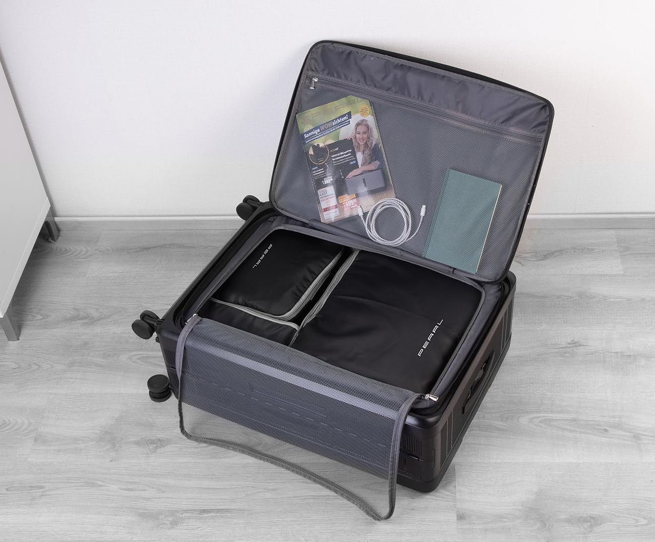 PEARL Compression Packing Bag: Compression Bag for Hand Luggage, Medium, 30 x 20 x 11 cm (Travel Organiser, Luggage Bag, Shoulder Bag) image 4