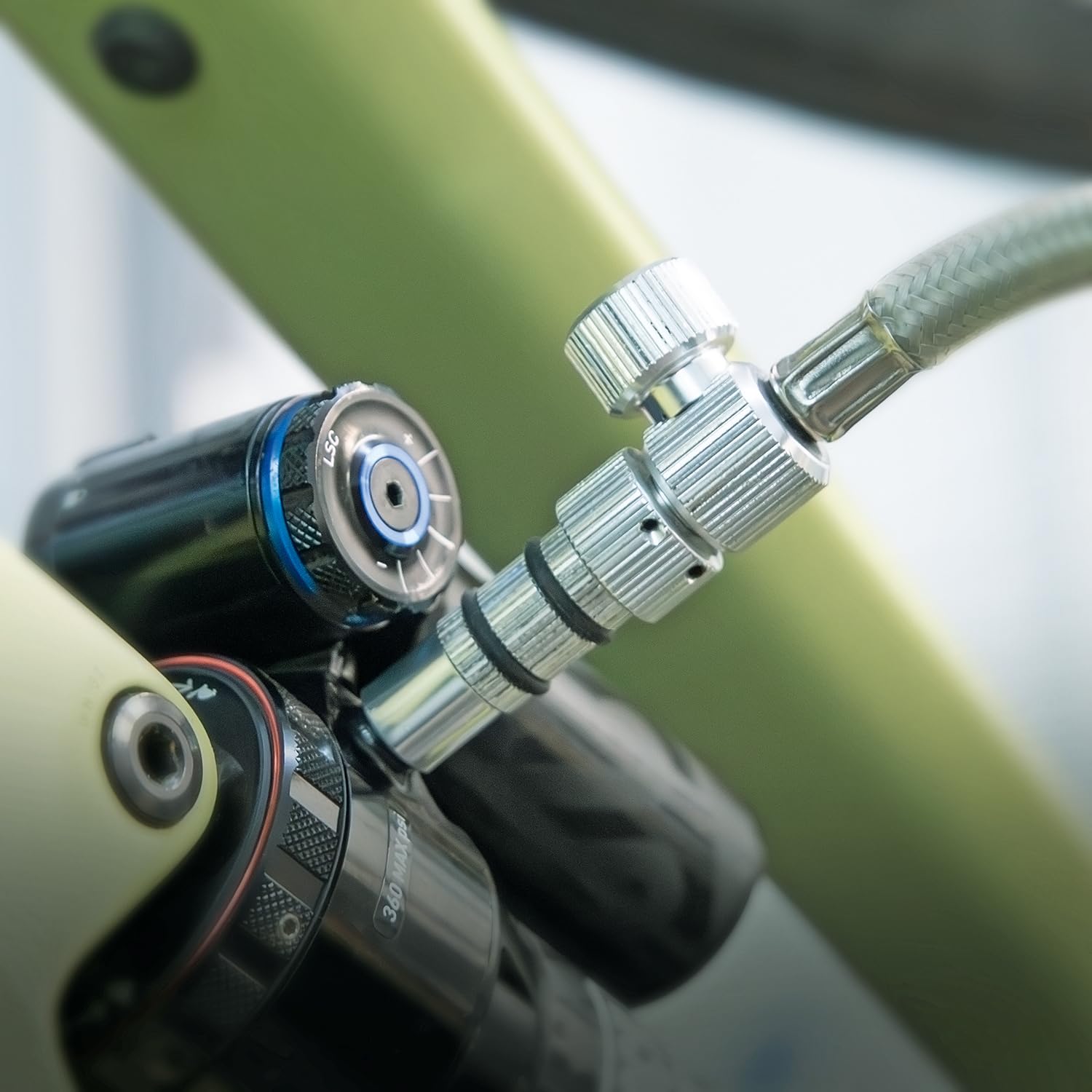 SKS Germany RENNKOMPRESSOR Suspension Dämpferpumpe | Standpumpe, digitales Hochdruckmanometer, Druckablass-Funktion, langer gummierter Stahlflex-Schlauch, Metallrohr & Alugussfuß