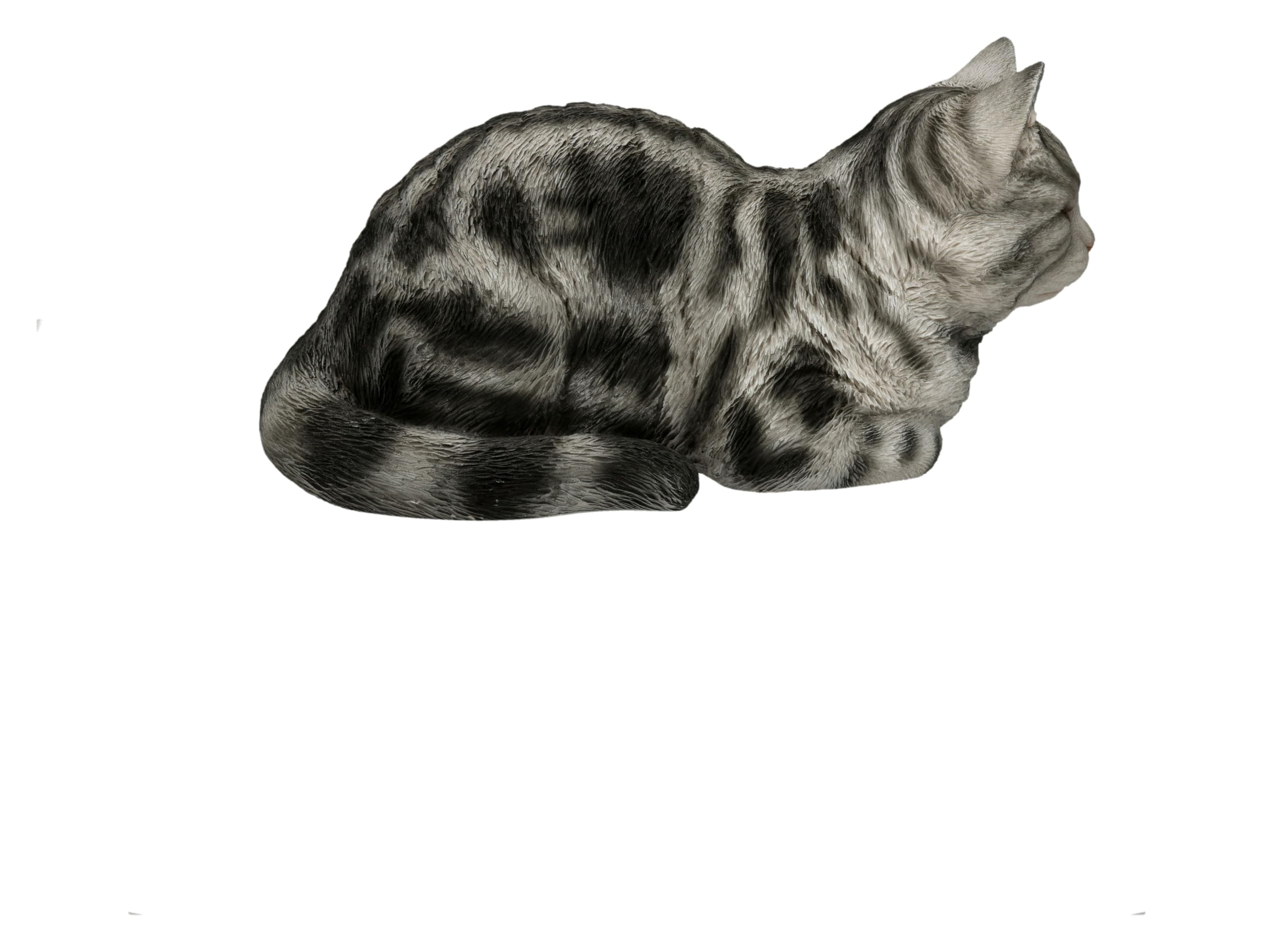 Figuren Shop GmbH Katzenfigur schlafend 34 cm – liegende Tigerkatze grau getigert aus Polyresin, handbemalt und wetterfest – Tierfigur für Garten, Beet, Terrasse und Wohnzimmer