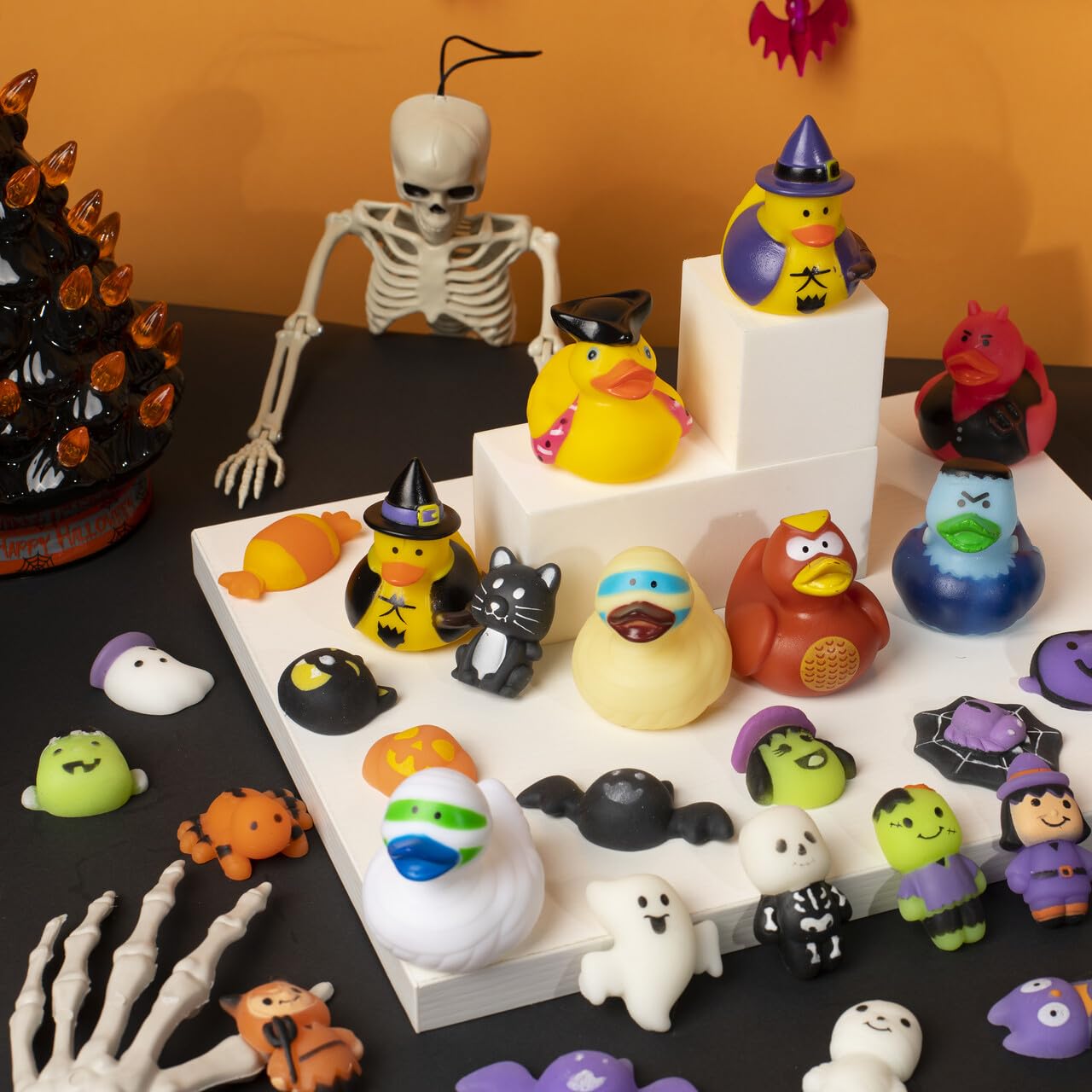 JOYIN Calendario de Adviento de Halloween de 31 días con juguetes sorpresa Mochi y patos de goma, calendario de cuenta regresiva de vacaciones de Halloween con juguetes sensoriales para fiestas