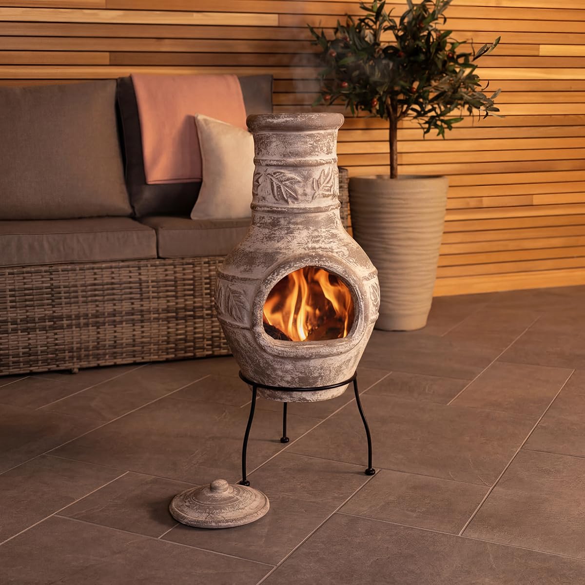 CHARLES BENTLEY Cheminée Mexicaine Taille Moyenne en Argile Naturelle, Design Feuille, Finition Terracotta, Chauffe-terrasse avec Couvercle, Support Acier, résiste météo (85x36cm)