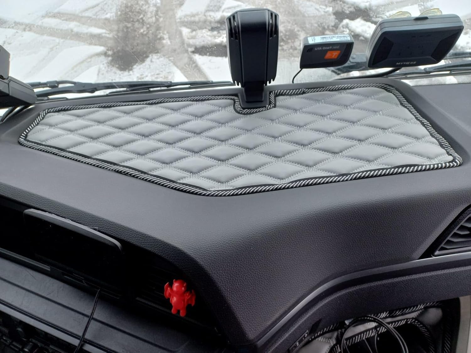 Alfombra de camión compatible con MAN TGX 2020+ alfombrilla de pie (material rojo, hilo negro)