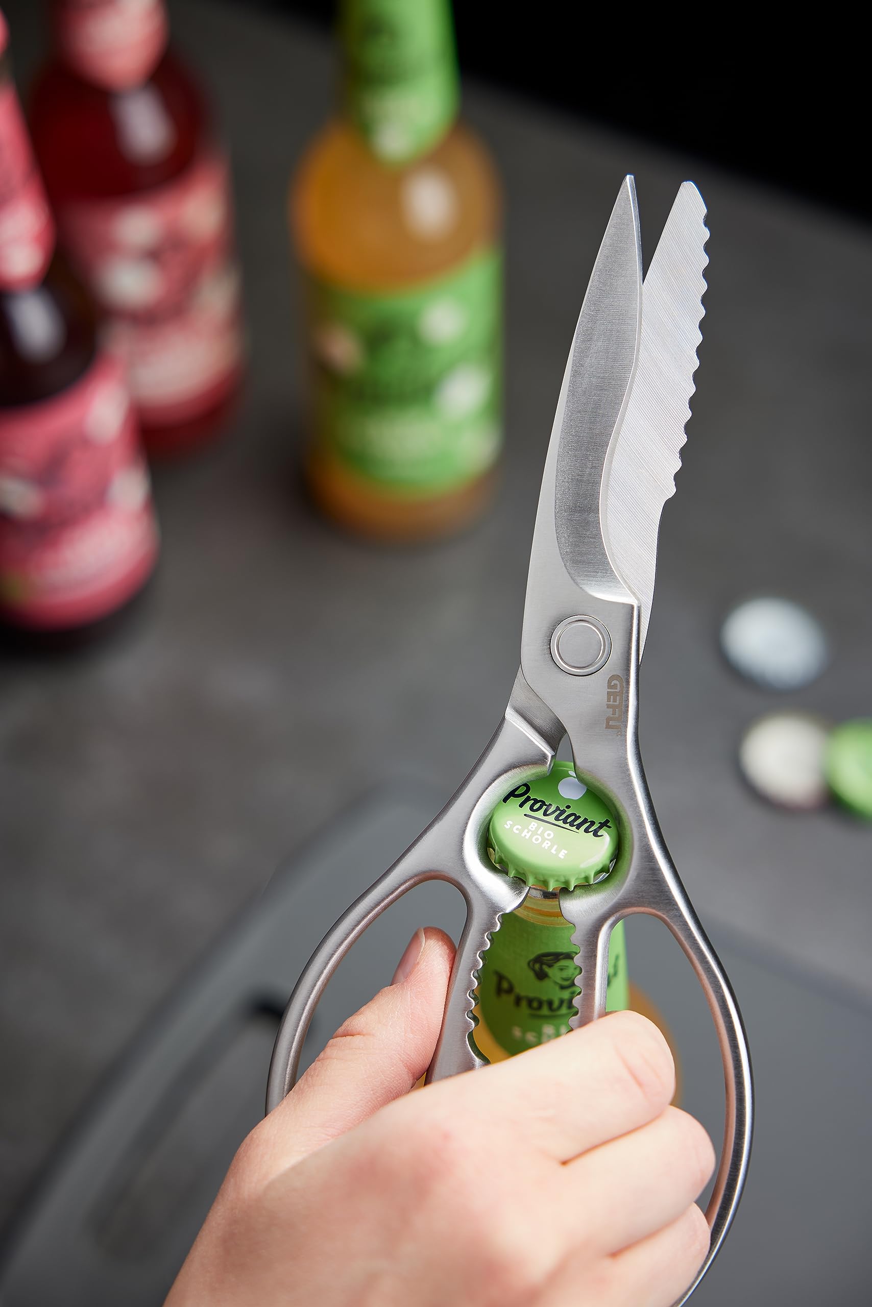 GEFU Vielzweckschere Primera - Universalschere Edelstahl mit Nussknacker | Scharfe Küchenschere mit Mikroverzahnung, Flaschenöffner und Drehverschluss-Öffner - Spülmaschinengeeignete Haushaltsschere