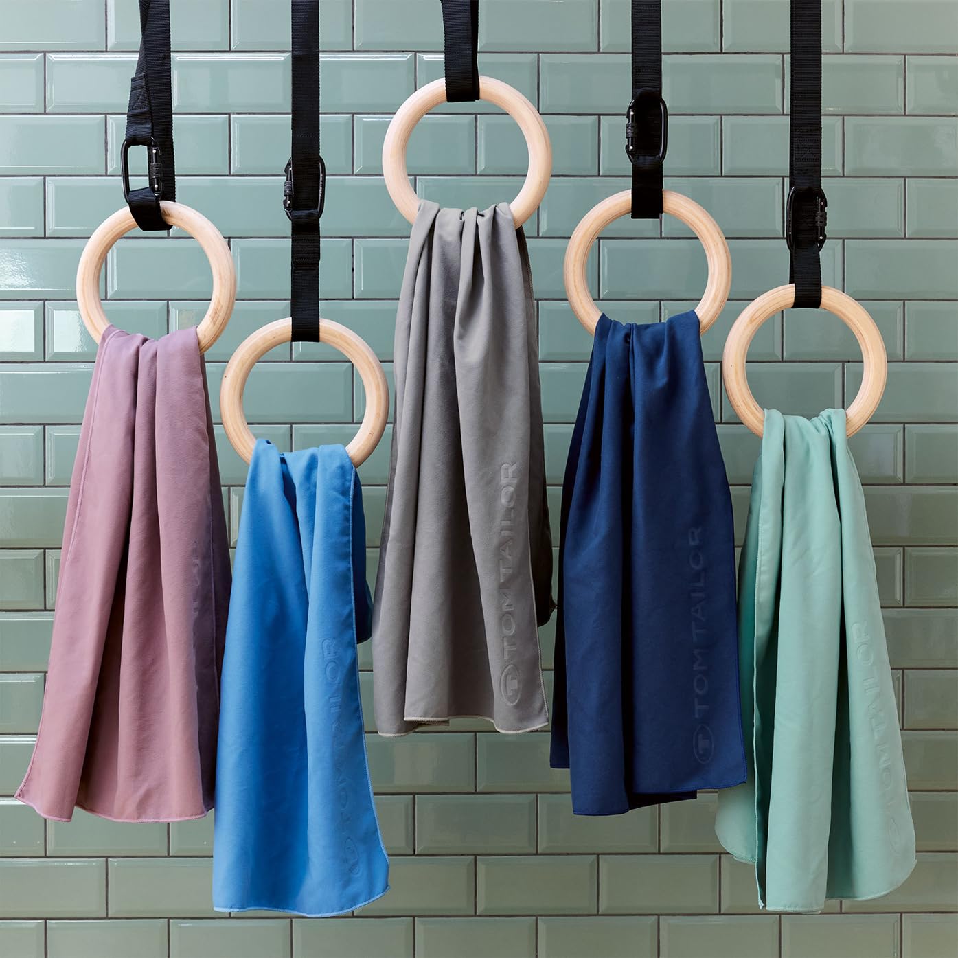 TOM TAILOR Ręcznik fitness, 70 x 140 cm, 80% poliester, 20% poliamid/mikrofibra, z delikatnym szwem obszytym i wytłoczonym logo, SPORTS TOWEL szary (Moody Grey)