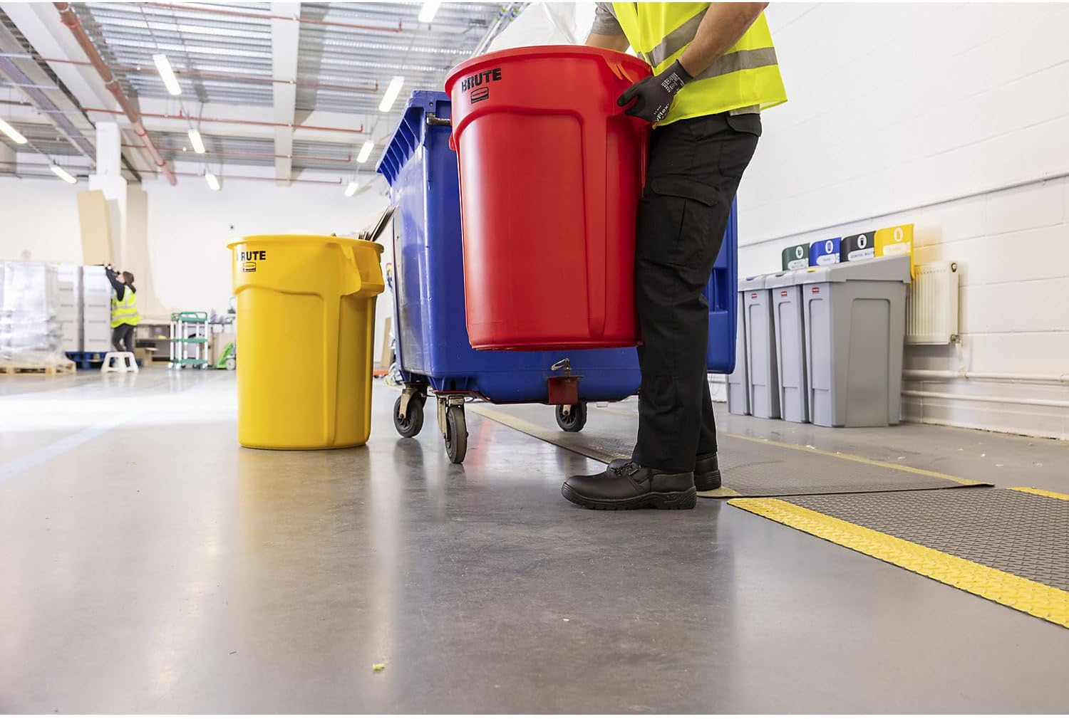 Rubbermaid Commercial Vented Round Brute Container, 32 gal, Plastic, Red