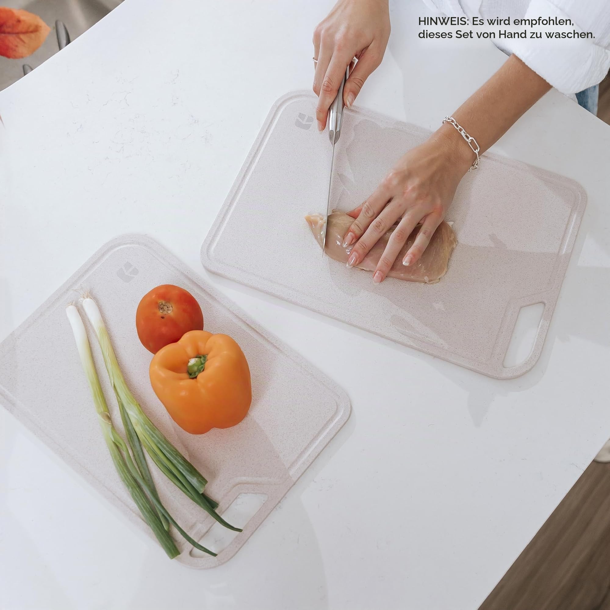 KitchenEdge Reisfaser-Schneidebrett-Set mit Bambus-Ständer für die Kochvorbereitung, 2 Stück Küchen-Set, mit Saftrillen und Griffen, (13.5x9.5, 15.5x11 in)