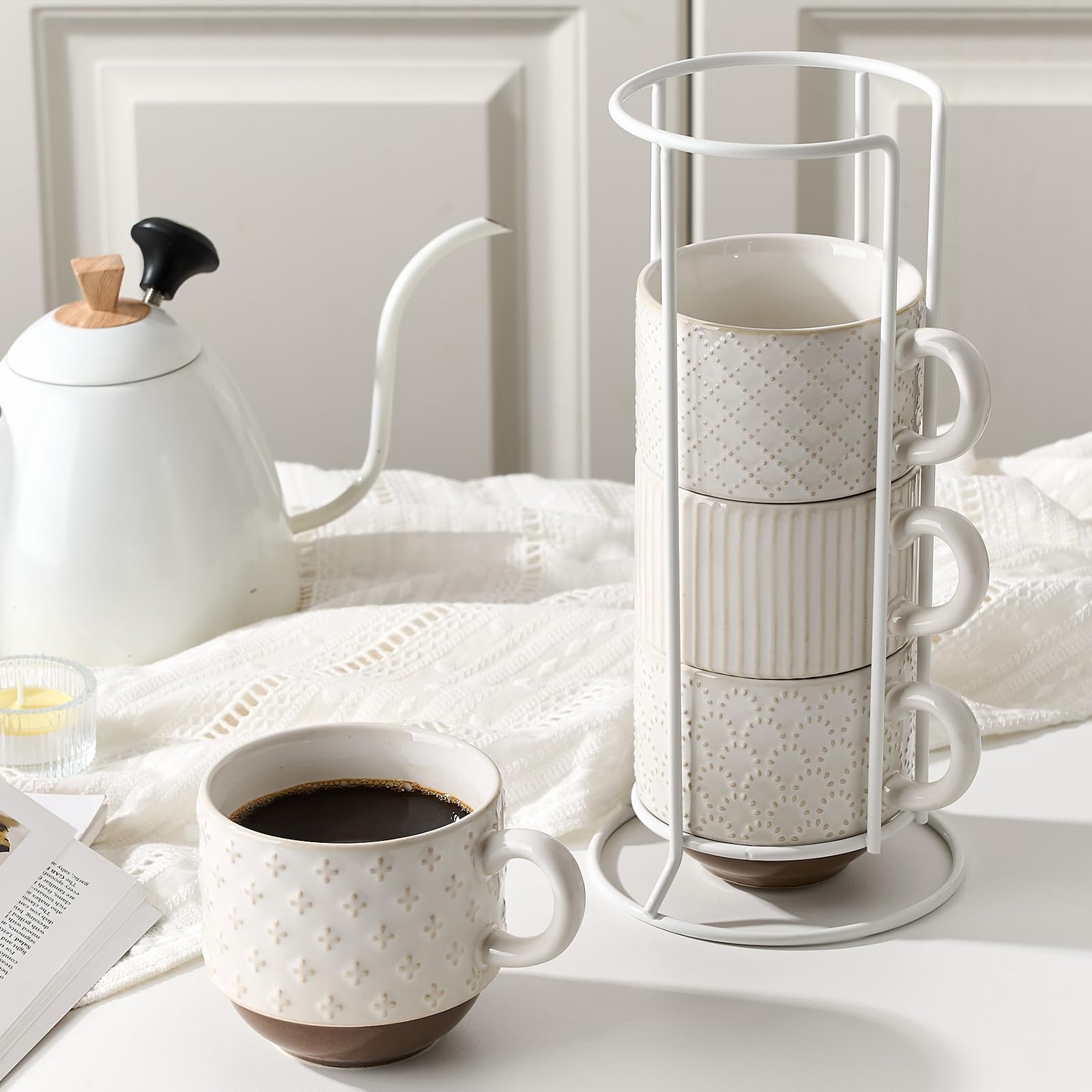Juego de 4 tazas de café grandes de cerámica con soporte, apilables, de 15 onzas, diferentes relieves, para capuchino, té, cacao caliente, bebidas, aptas para lavavajillas y microondas,
