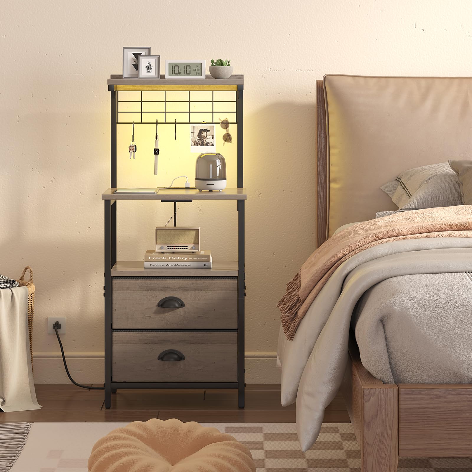 sthmec Comodini alti con stazione di ricarica, comodino a LED con 2 cassetti in tessuto, ganci, porta USB e ripiani portaoggetti, comò alto per soggiorno, camera da letto, ufficio, grigio