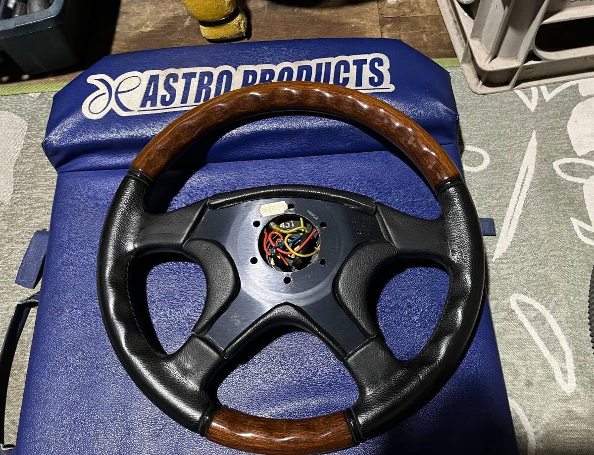 MOMO（モモ）正規品】ステアリングOLYMPIC III LEATHER/WOOD BRIAR  