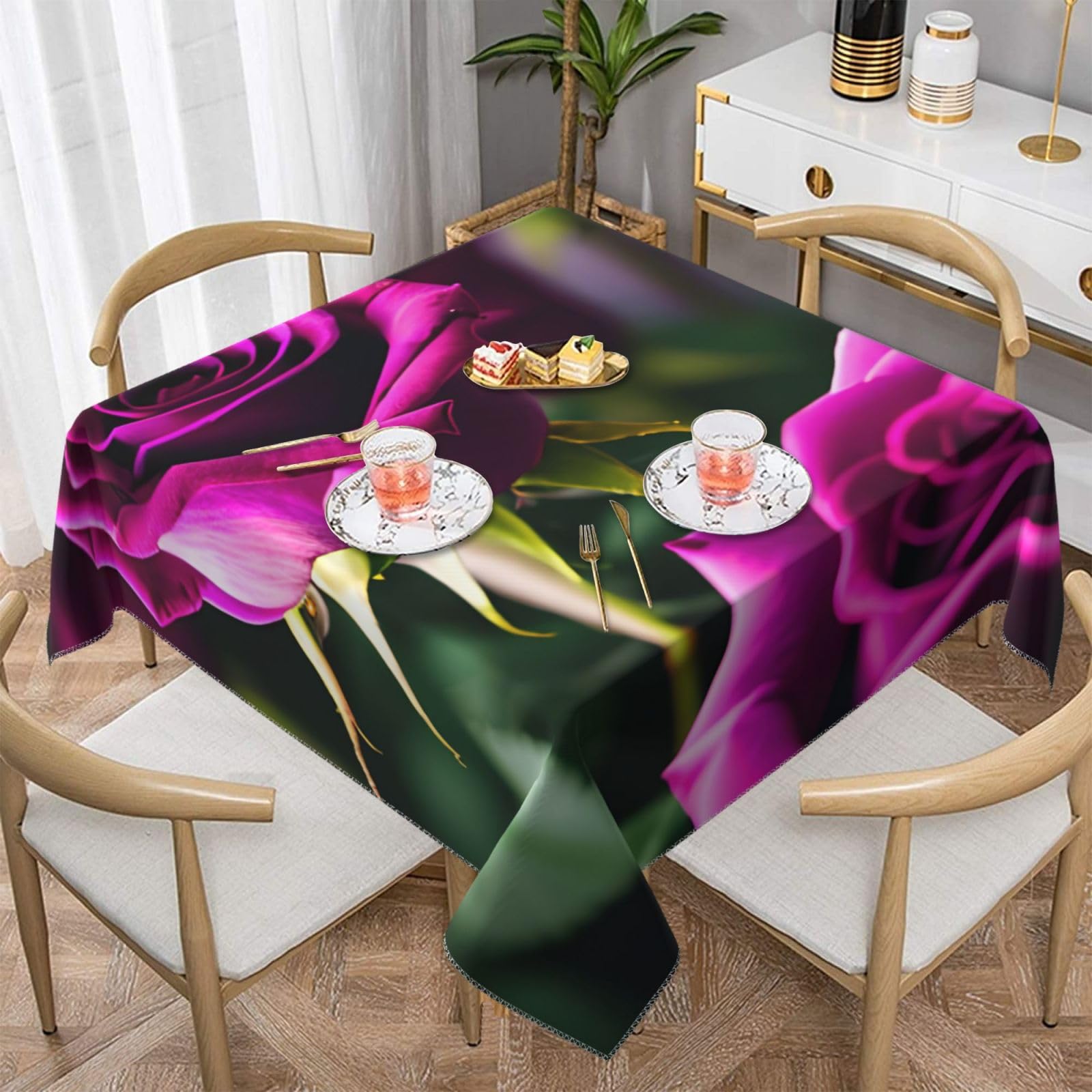 Nappe carrée roses violettes : finie la table terne pour votre repas de Noël