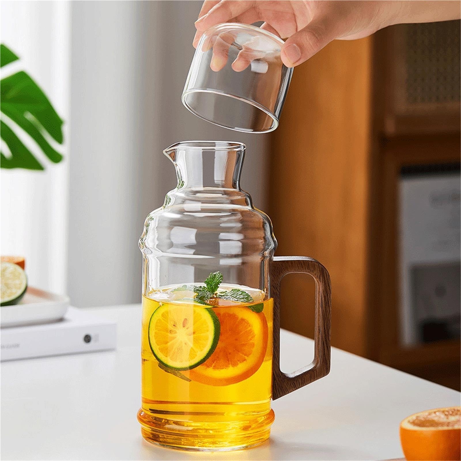 Agua de Vidrio con Mango de Madera, Color Gris Humo, de Paredes Gruesas Jarra de Agua