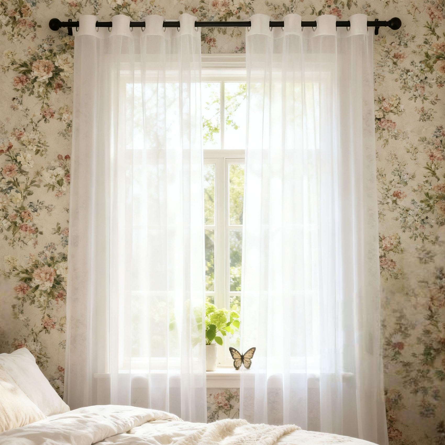 Cortinas translúcidas finas que permiten la entrada de luz natural en el dormitorio