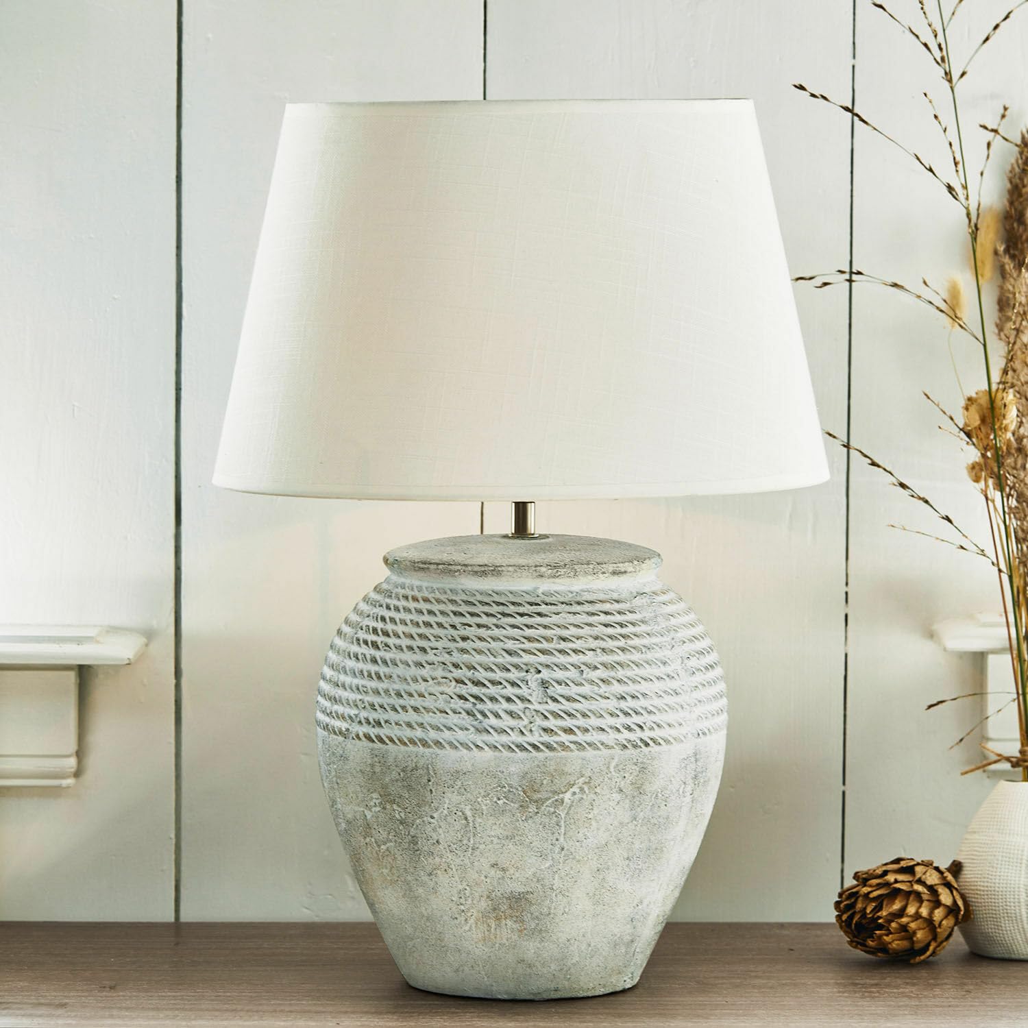 Loberon Tischlampe Brookline - grau/creme | Handbemalt mit Antik-Finish - Stilvolle Nostalgie - Bauchiger Fuß - Tischleuchte - Nachttischlampe - Keramik - Leinen