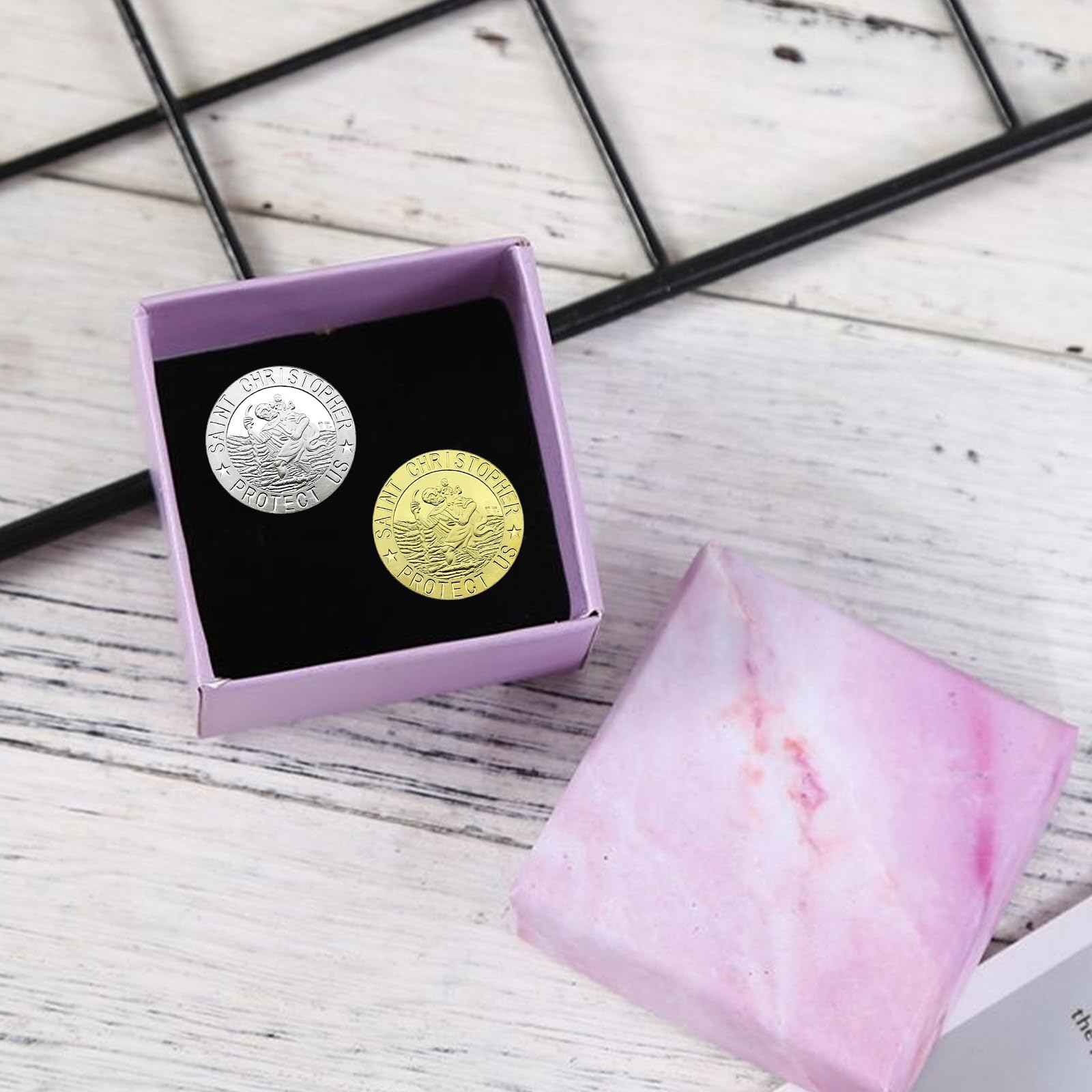 St. Christophorus Autoplakette Aufkleber in edler Geschenkbox Heiliger Schutzpatron für Autofahrer & Reisende Geschenk Glücksbringer Christlicher Begleiter