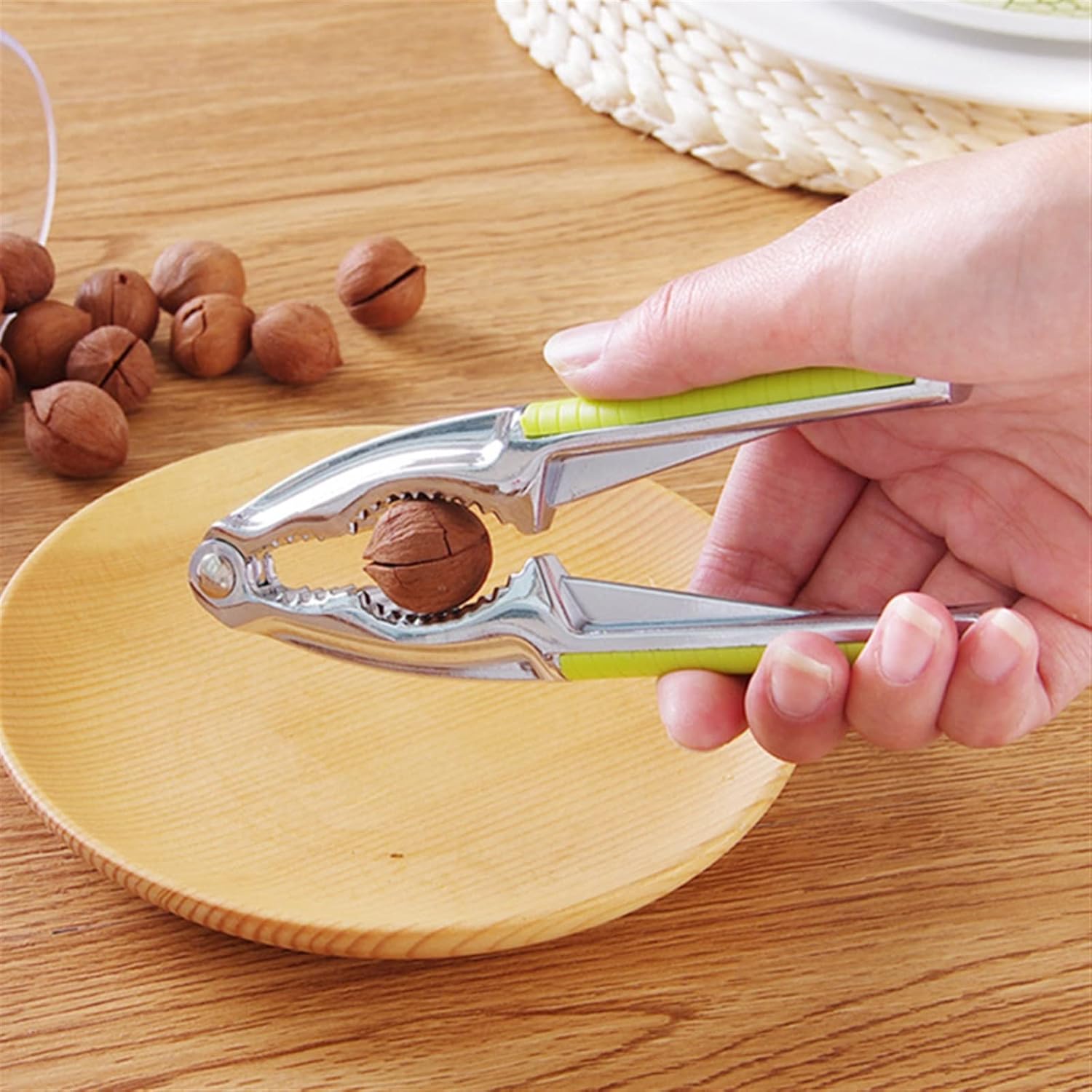 Nutcracker, Multi Functional Nutcracker Chestnut Cracker Nutcracker Nutcracker Nutcracker Bottle Opener Pliers Kitchen Tool (Green)