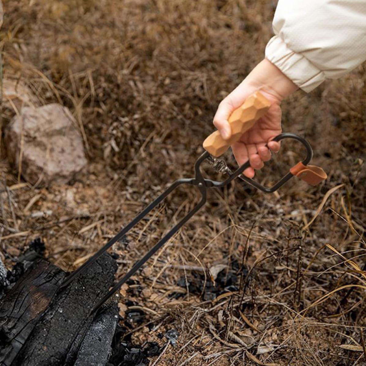 Pinzas para Carbón de Hierro y Madera con Mango Ergonómico para Barbacoa al Aire Libre, Herramienta Fuerte que Minimiza la Tensión Muñecas