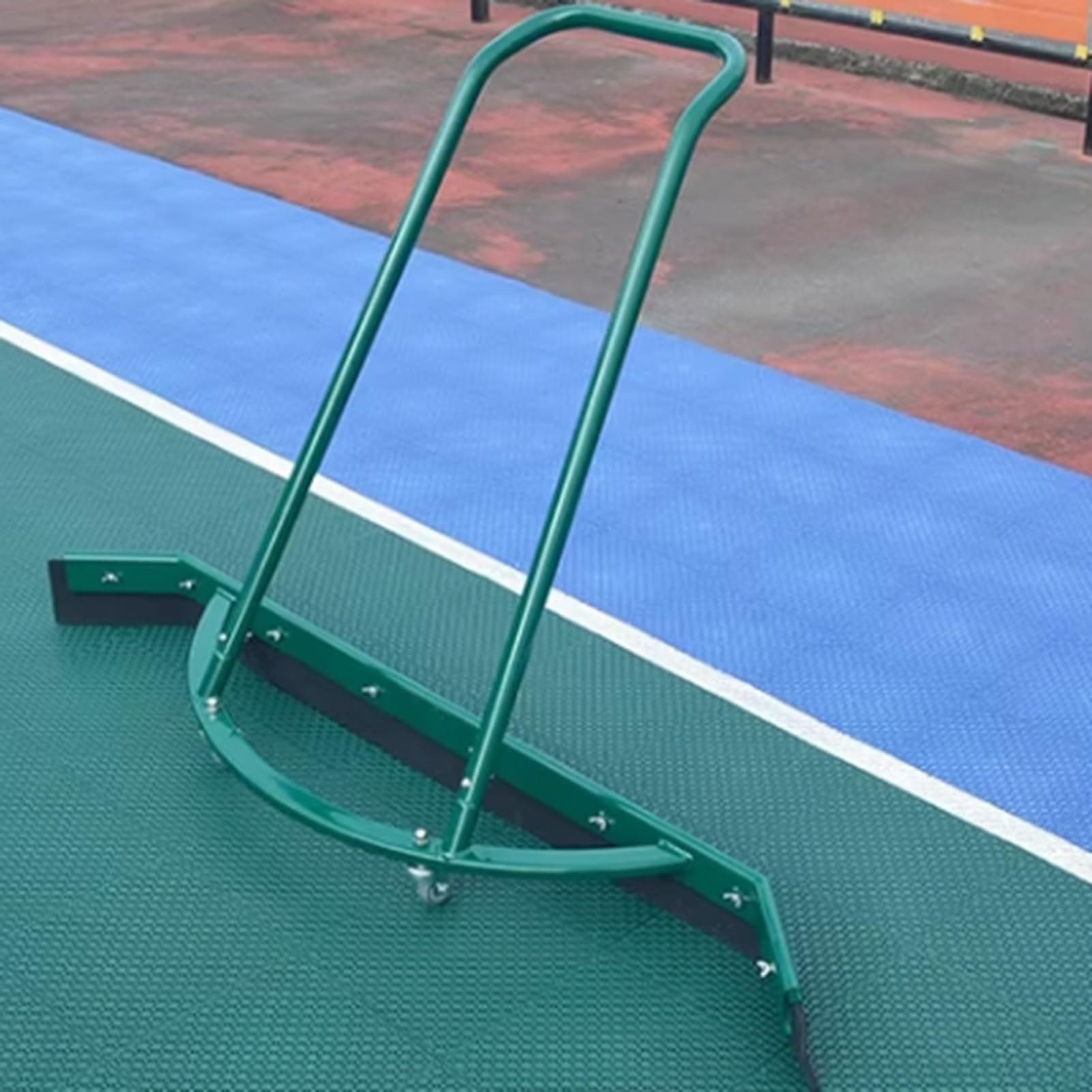 Strumento per la rimozione dell'acqua, manico regolabile per un'asciugatura efficiente delle superfici, ideale per campi sportivi e piscine