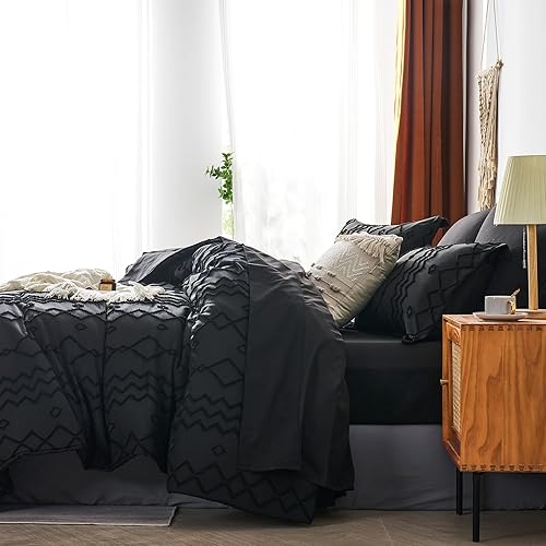 Miniatura 3 de FLYMME Juego de edredón negro copetudo en una bolsa tamaño King con sábanas, juego de ropa de cama suave y ligero con bordado geométrico de 7