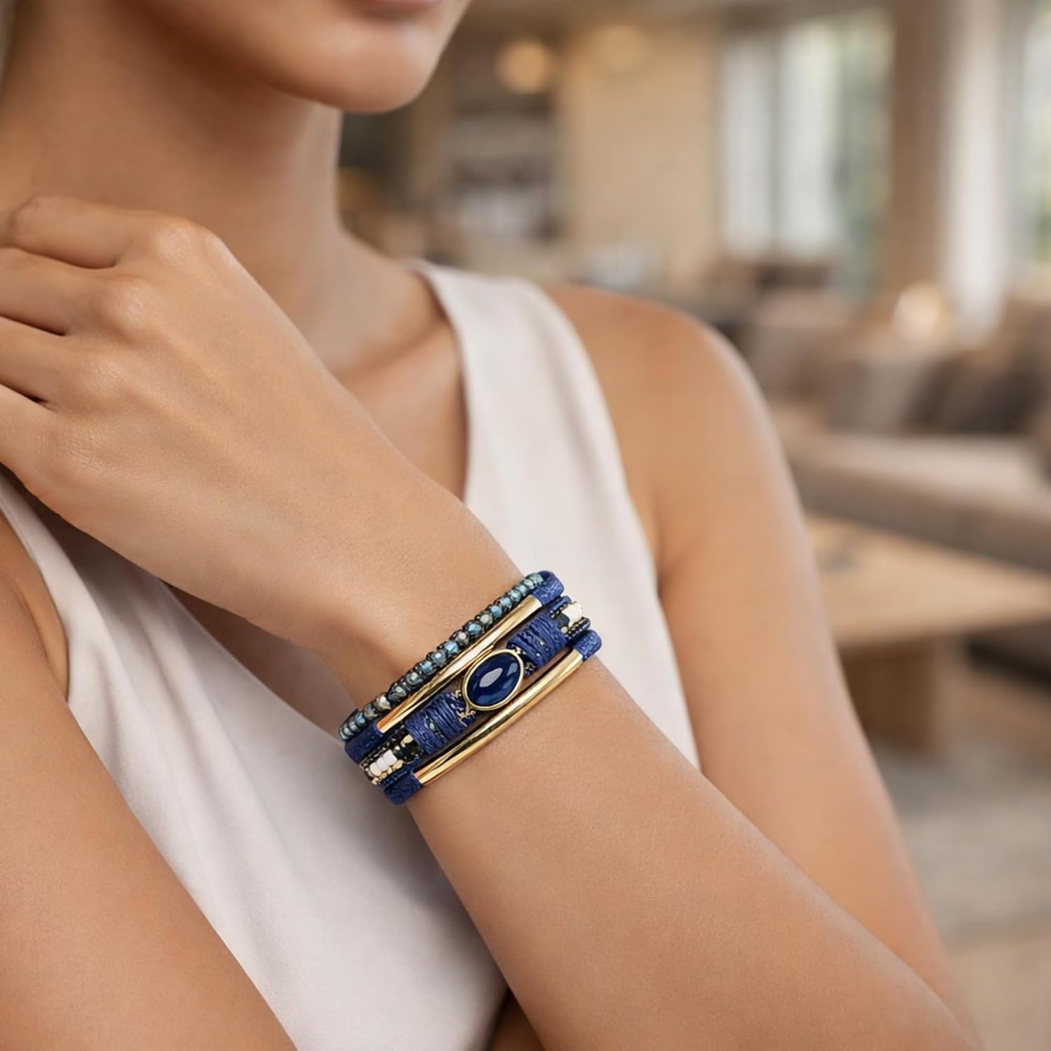 Pulseira Feminina Couro Multicamadas Azul com Pedras Brilhantes e Detalhes Dourados Estilo Boho Elegante Bracelete Ajuste Confortável para Looks Casuais e Sofisticados (19,5cm comprimento)