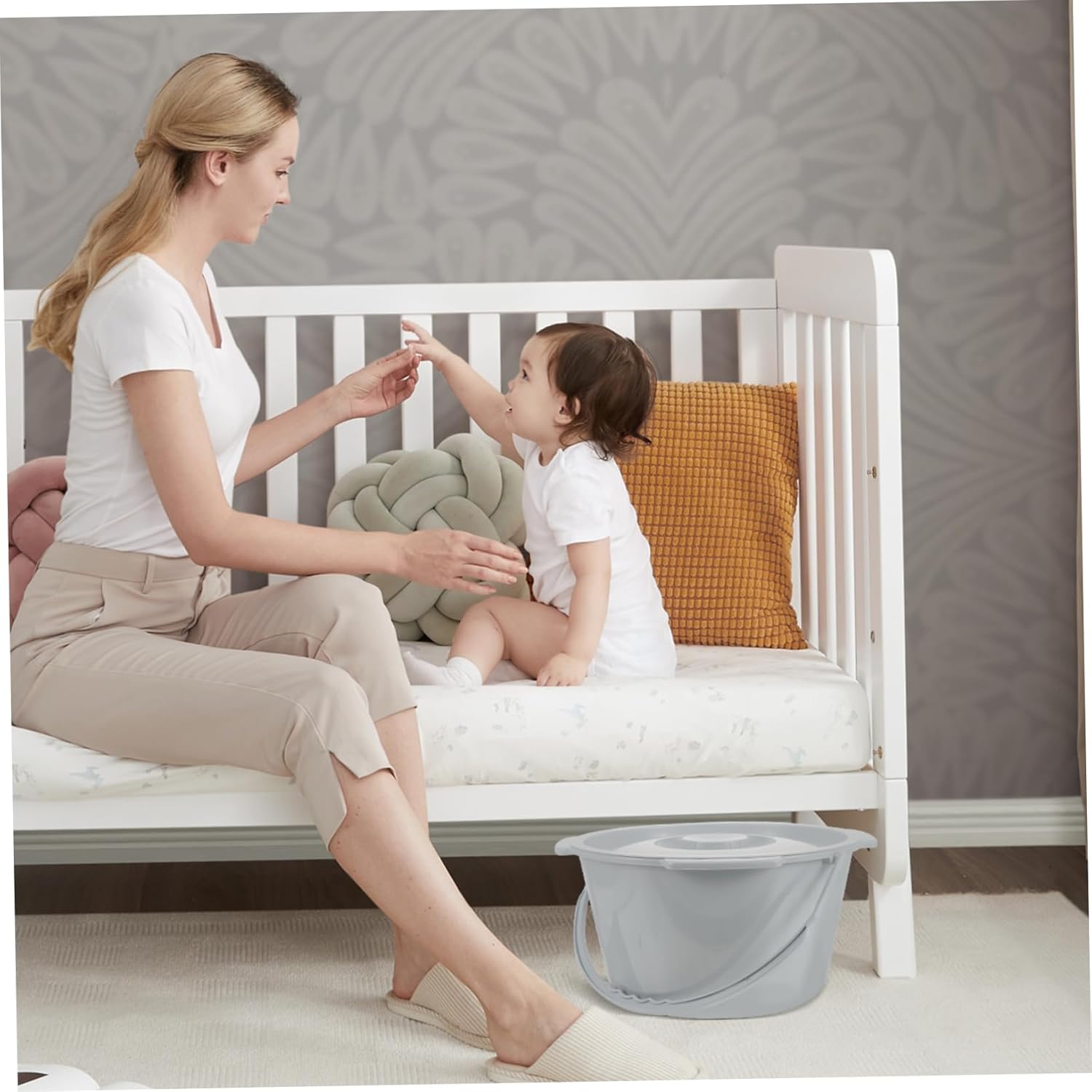 Portable Urinal Bedpan with Lid and Handle Thickened Chamber Pot for Elderly Travel and Home Use Easy to Clean Stable Design Space-Saving Urine Container