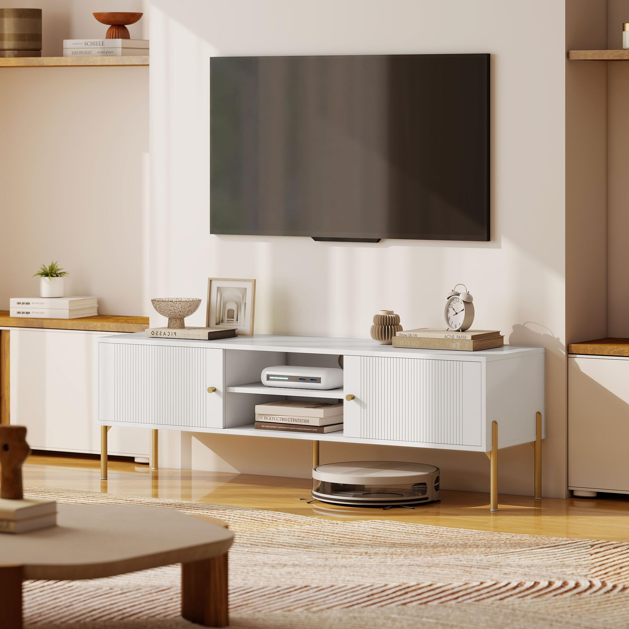 HOMCOM Meuble TV 140 cm, Meuble télé pour téléviseur jusqu'à 65 Pouces avec 2 Portes, 2 Compartiments Ouverts et Pieds en Acier, 2 Passe-câbles, Banc TV Moderne pour Salon, Chambre à Coucher, Blanc