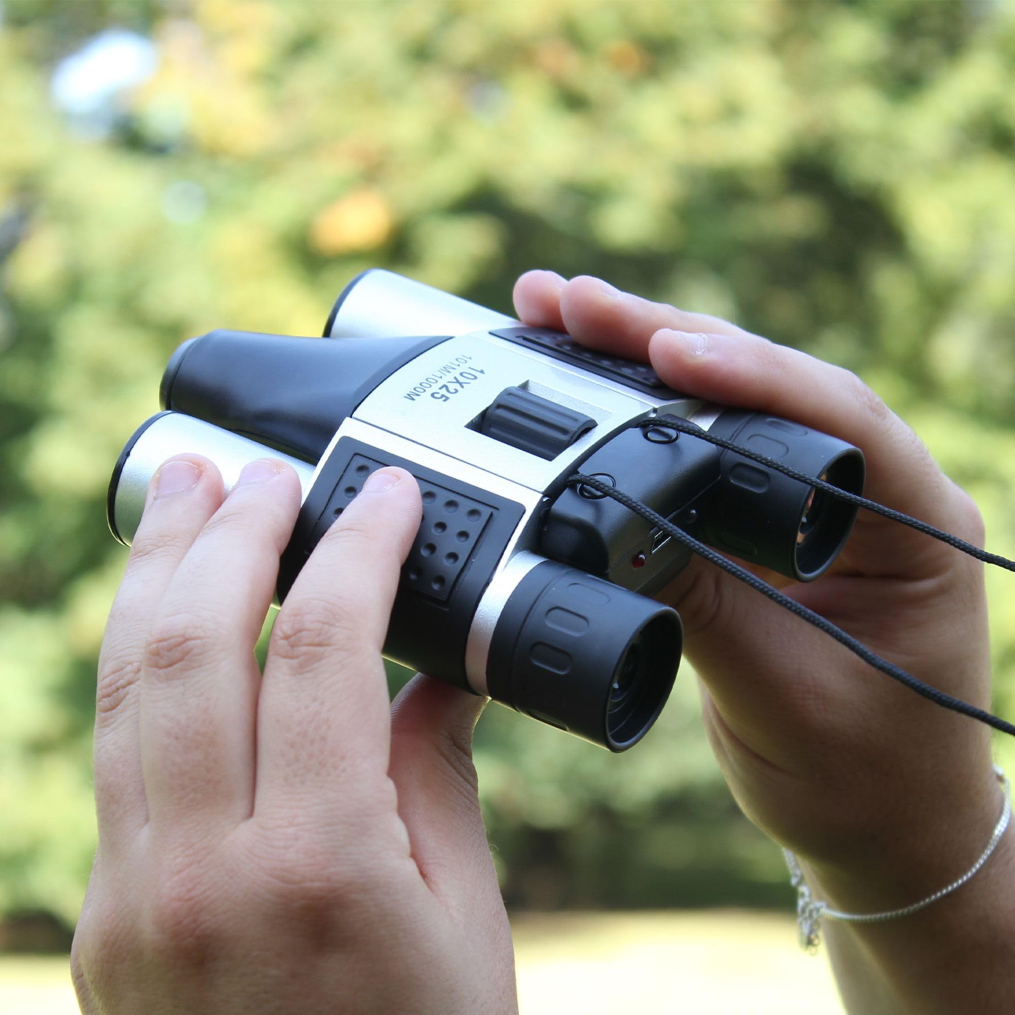 FISHTEC ® Binocolo Fotocamera Digitale – Registra foto e video – 10 x 25 – Ingrandimento x10 – Campo da 101 a 1000 m – A9 – 3 h di autonomia, porta SD/USB – Sensore digitale CMOS – Compatto – Moderno