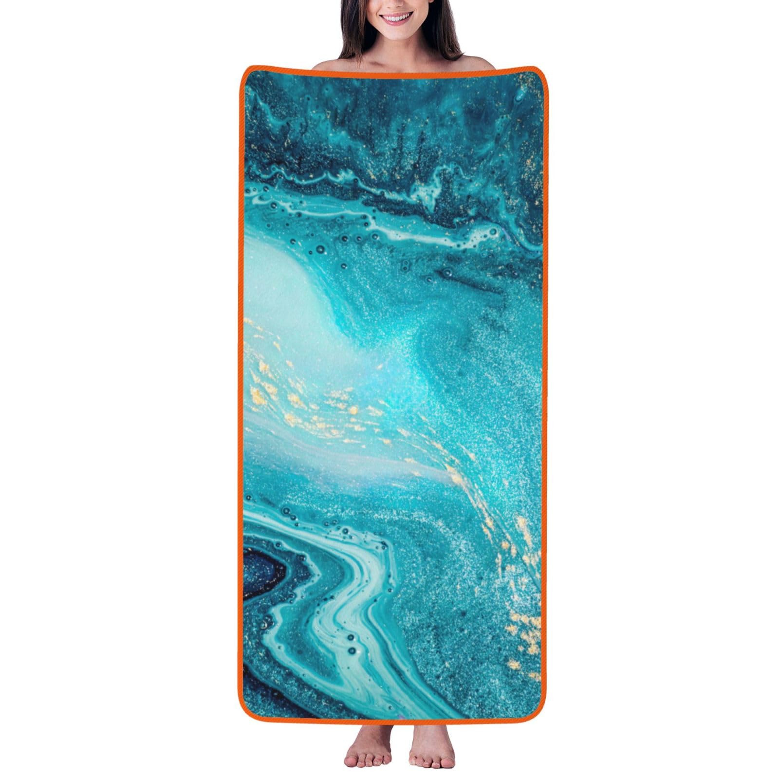 Toalla de terciopelo coral con estampado de mármol azul y detalles dorados para baño