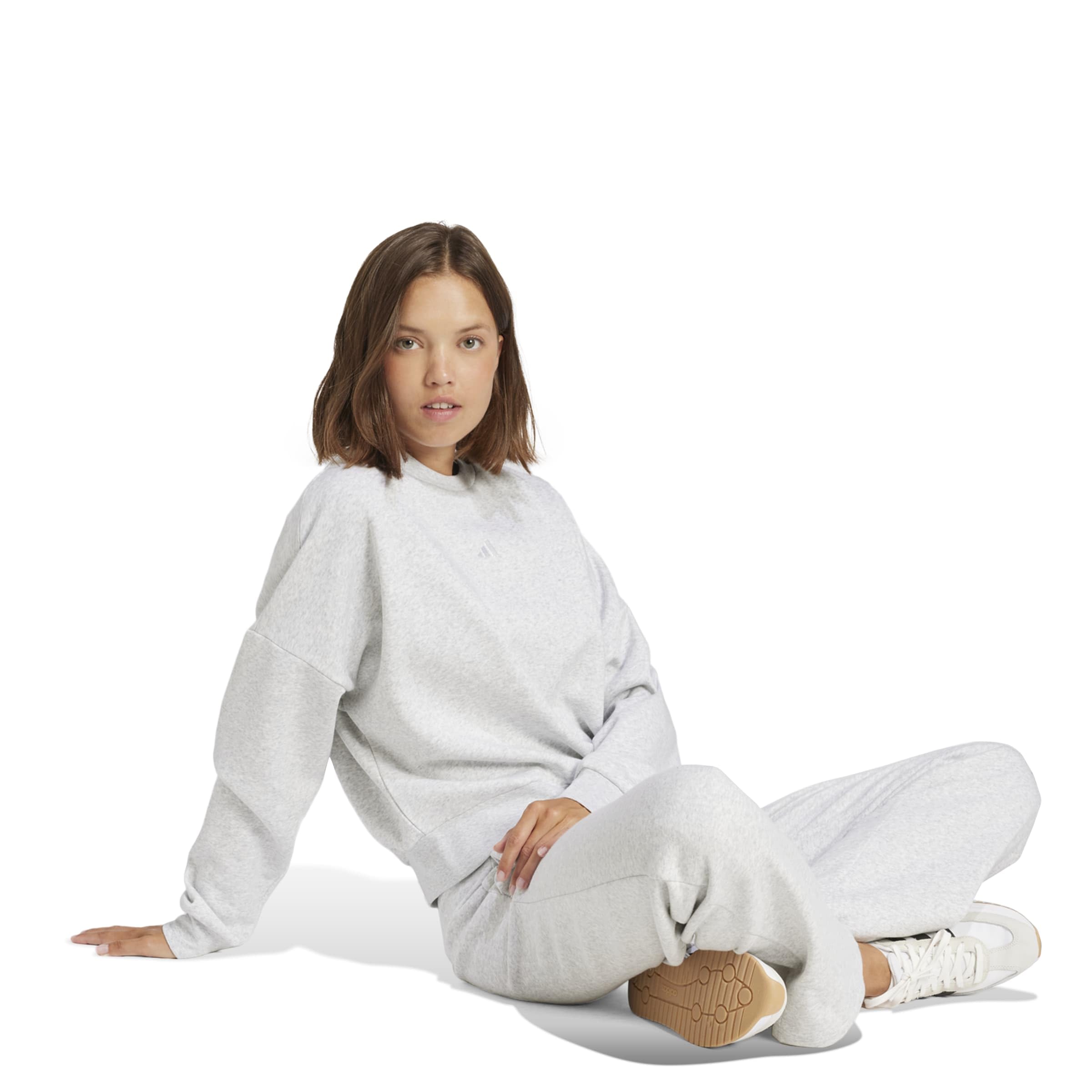 adidas Mujer Essentials Small Logo Feel Cozy Relaxed FIT Sweatshirt