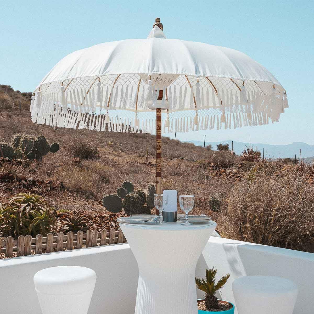 newgarden - BALI Ombrellone in tessuto e frange per esterni, spiaggia, giardino Ø 180 cm pieghevole. Struttura in legno di bambù per terrazza e balcone. Colore bianco