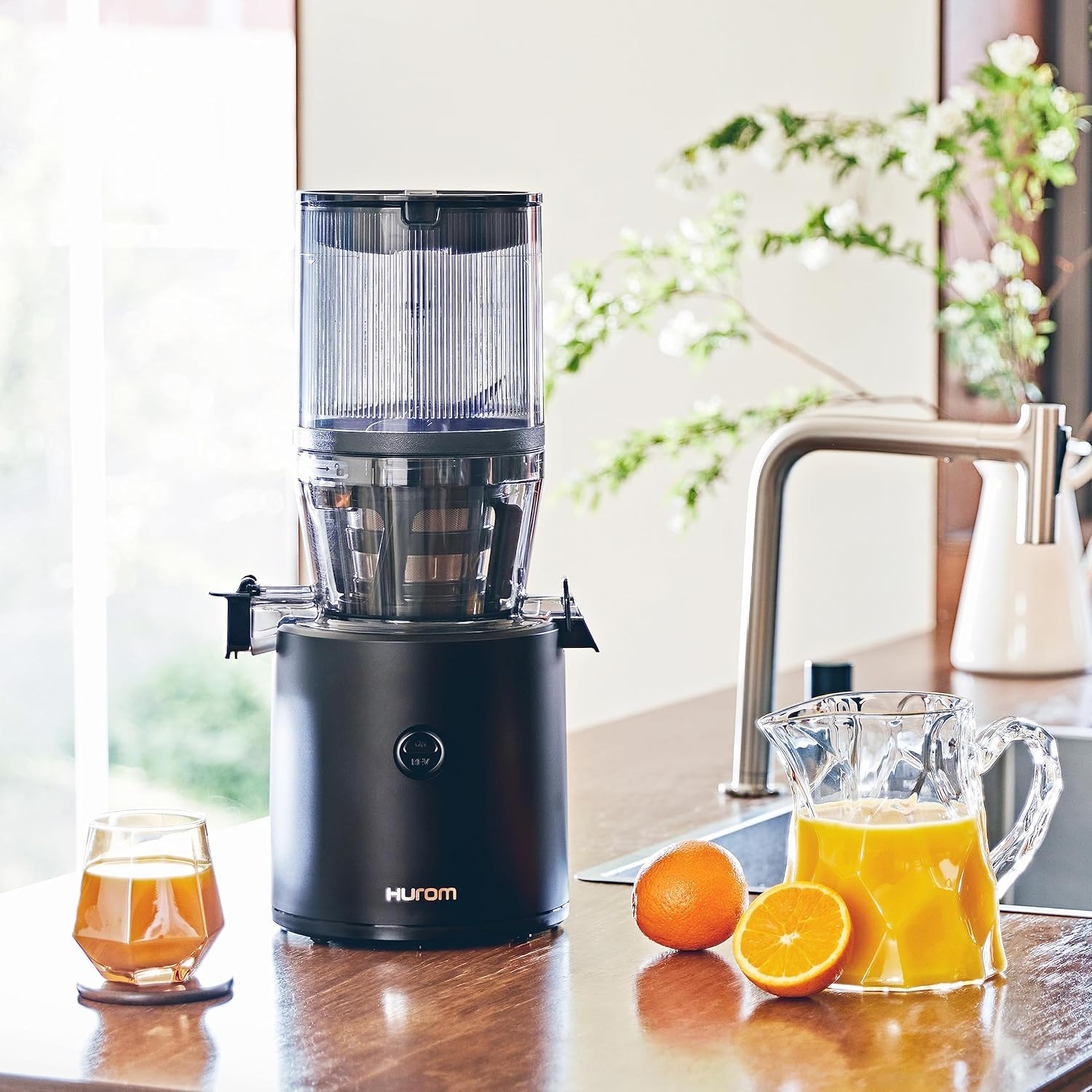 HUROM Exprimidor lento,Exprimidor de verduras y frutas,H320N,Prensa fría eléctrica,Motor silencioso,Fácil de limpiar,Con recipiente grande y filtro de colador,2 l,200 W,Sin BPA,Negro