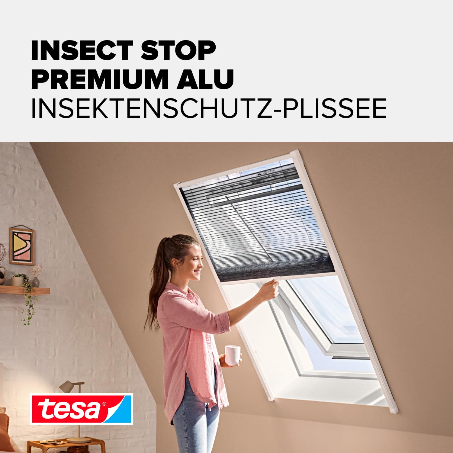 tesa Insect Stop Fliegengitter für Dachfenster Premium 116 cm x 164 cm Weiß | Alu-Insektenschutz-Plissee teleskopierbar - Montage ohne Bohren mit tesa Powerstrip - Insektenschutzrollo für Dachfenster