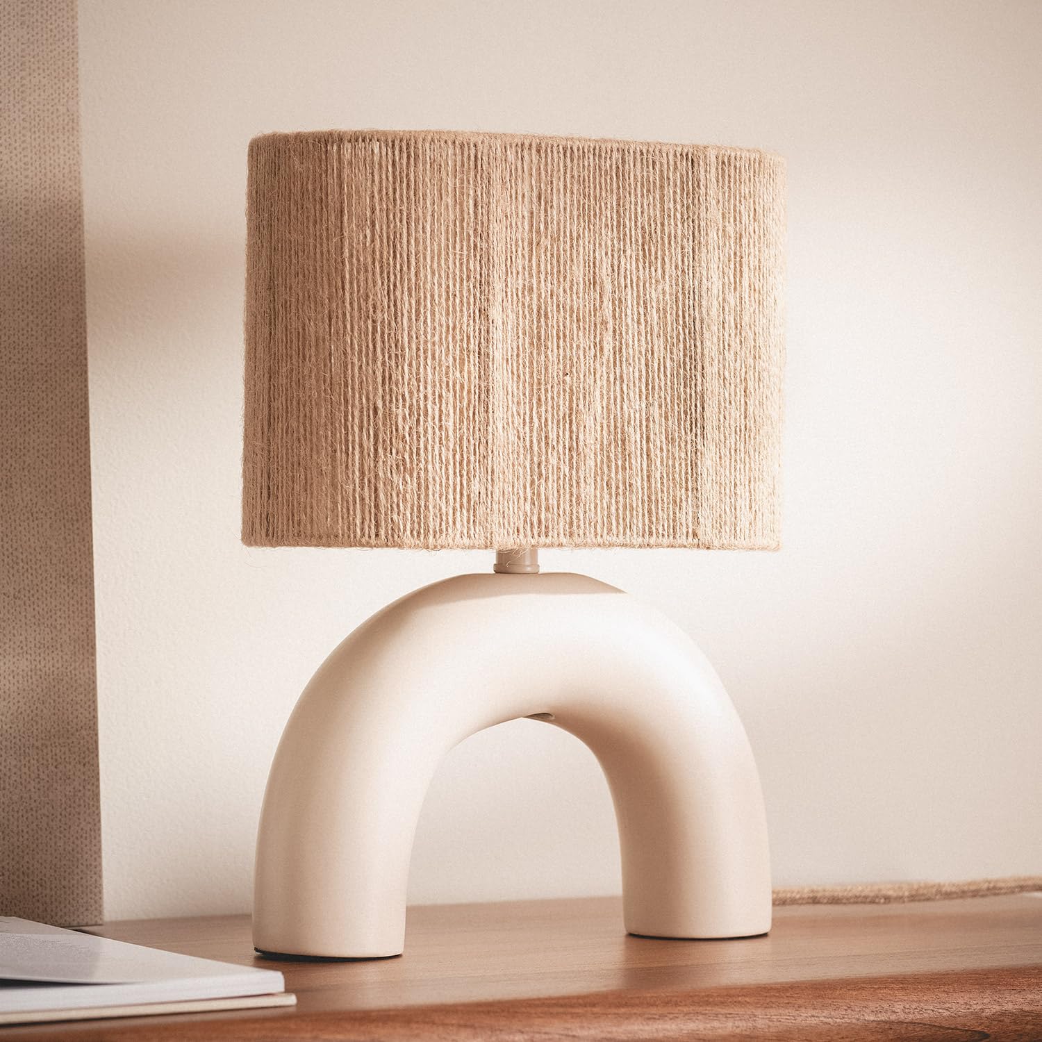 LEDKIA Lámpara de Mesa Cerámica y Cuerda Natural Callie Beige | Casquillo E27; Diseño Decorativo Rústico y Moderno para Dormitorio; Salón o Recibidor