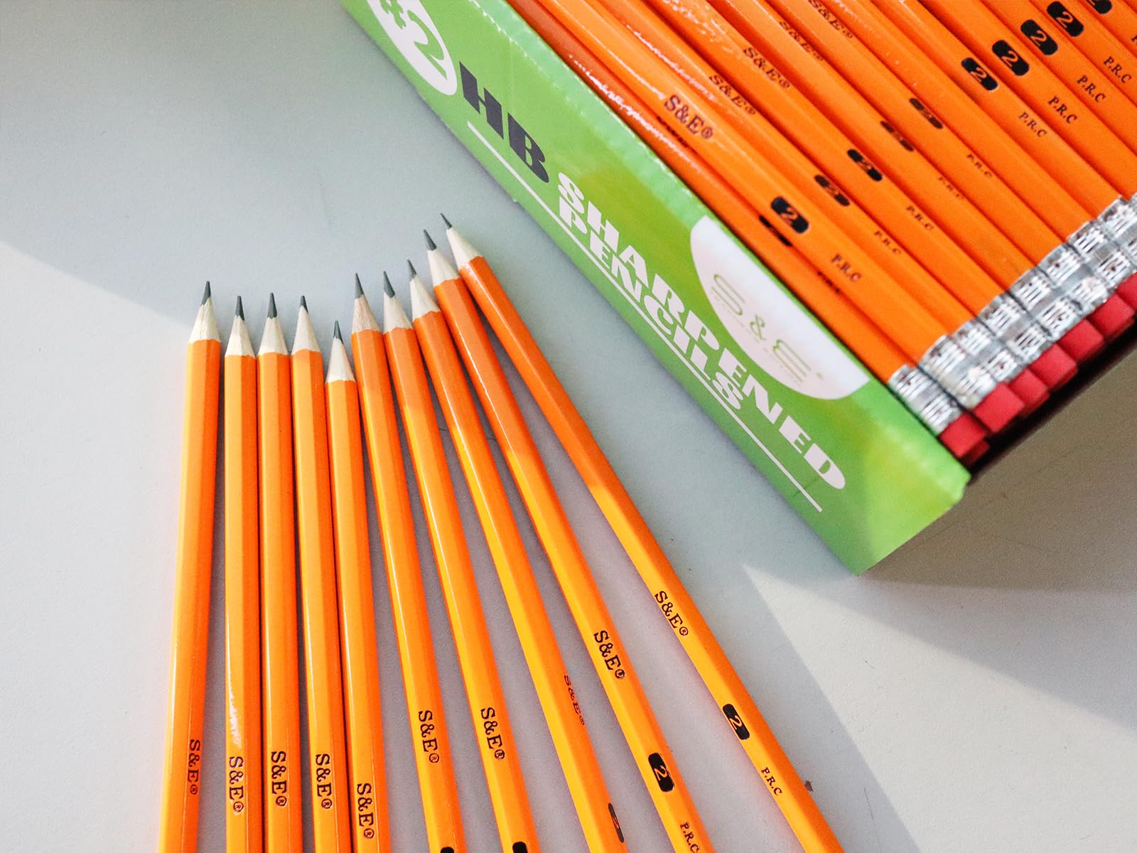 S & E TEACHER'S EDITION Lot de 200 crayons en bois #2, pré-aiguisés, 2 mines HB en vrac, crayons n°2, crayons jaunes avec gommes