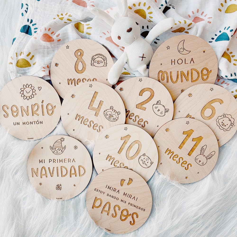 MONAMÍ - Placas Cumple Mes de bebé grabadas en Madera. Incluye 20 diseños Grabados en Madera, Meses y 3 Placas de hitos con 6 Momentos con Frases Divertidas. Diseñado y producido en España