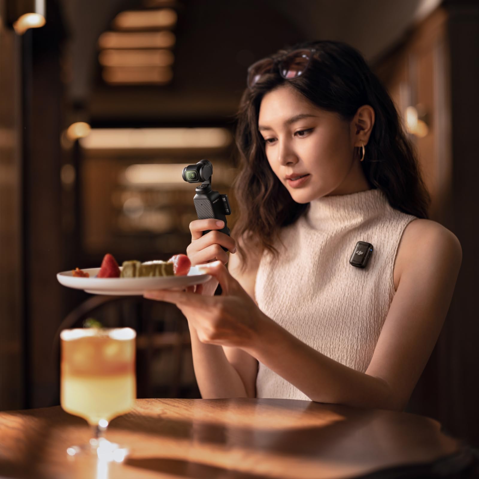 DJI Osmo Pocket 3 Pack para Creadores, cámara con CMOS 1'' y 4K/120 fps, estabilización en 3 Ejes, Seguimiento de Caras/Objetivos, cámara de vídeo compacta Ideal para Vlogs, Selfies y Viajes