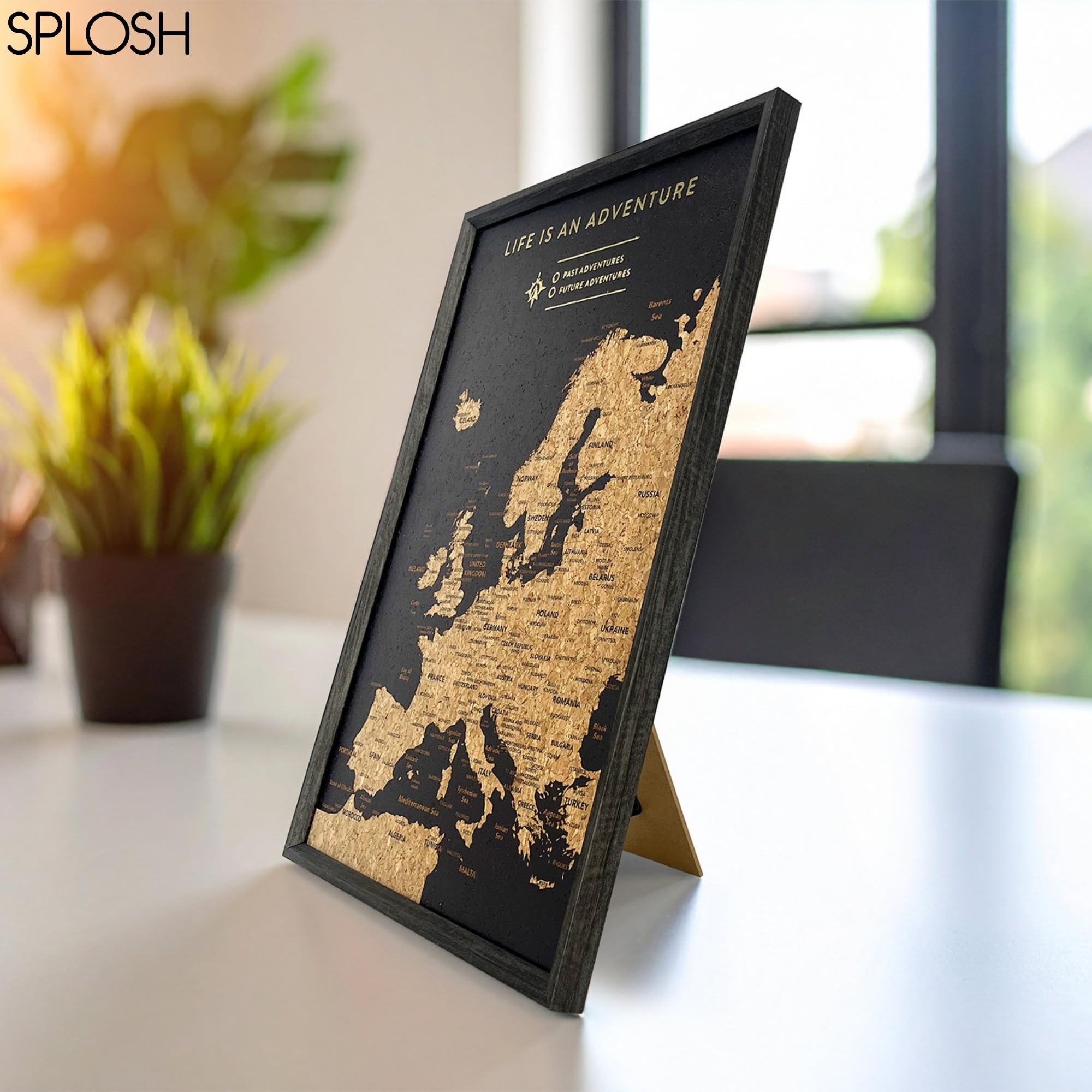 Splosh Carte de l'Europe de Voyage en Liège à Épingler - XL Noir | Carte de l'Europe XL en liège noir à épingler, cadre bois, 100 épingles 3 couleurs, tableau de bureau, 45x31 cm