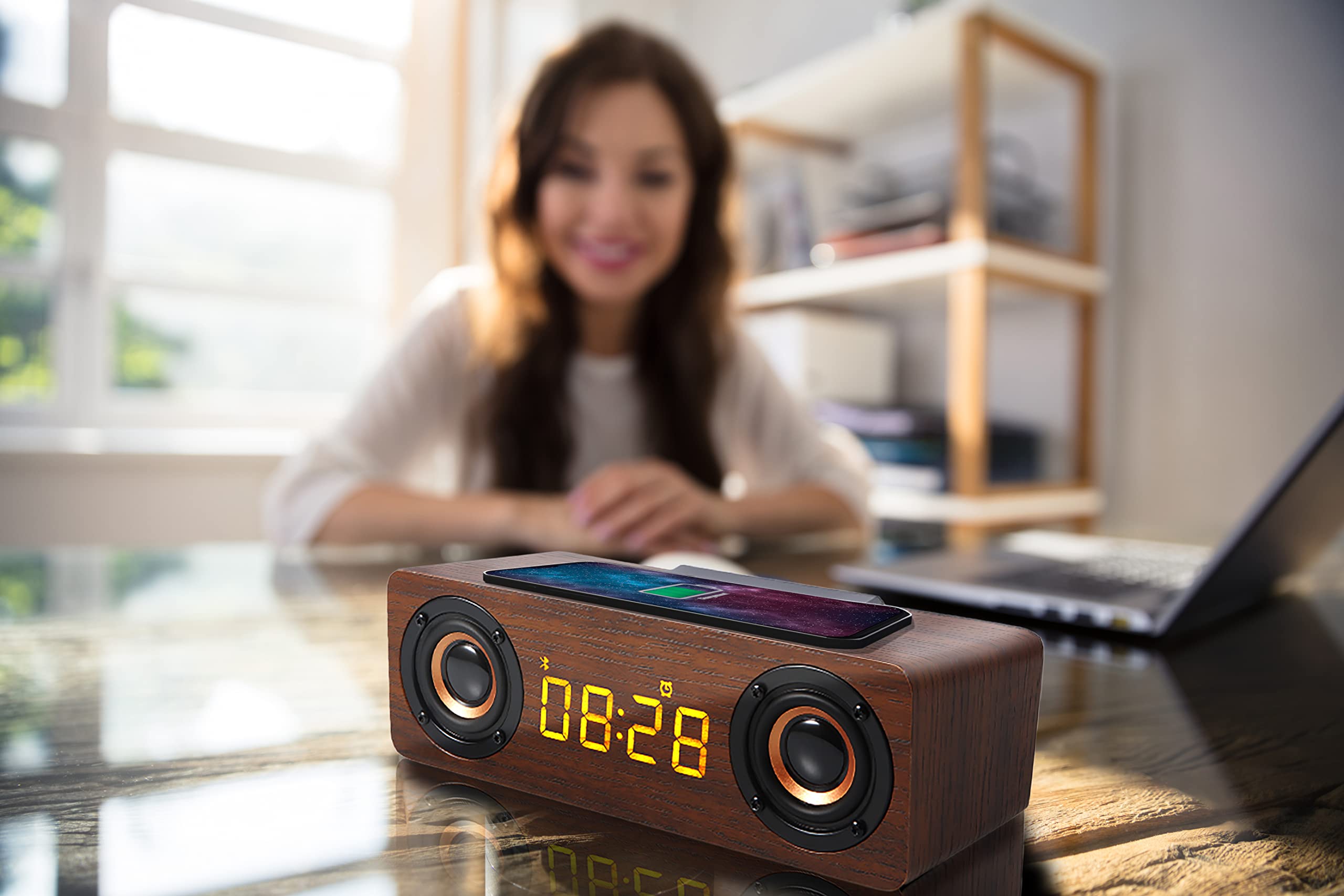 APM Enceinte Bluetooth Réveil Bois avec Radio FM, Chargement sans Fil Induction pour Smartphone,Port de Charge USB, Luminosité Réglable, Réveil Numérique Affichage LED, 425024