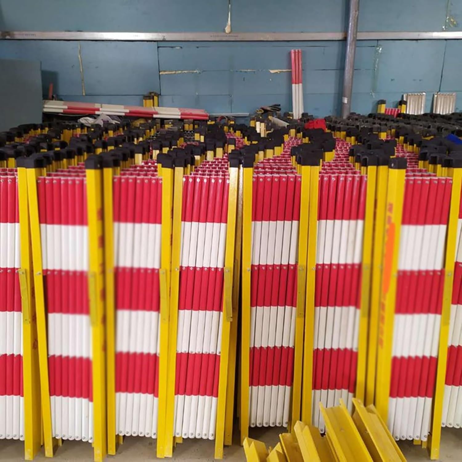 Telescopic Traffic Barrier 2.5-10m Retractable with Wheels Foldable Safety Gate White & Red Ideal for Construction Zones (350cm/11.4FT)