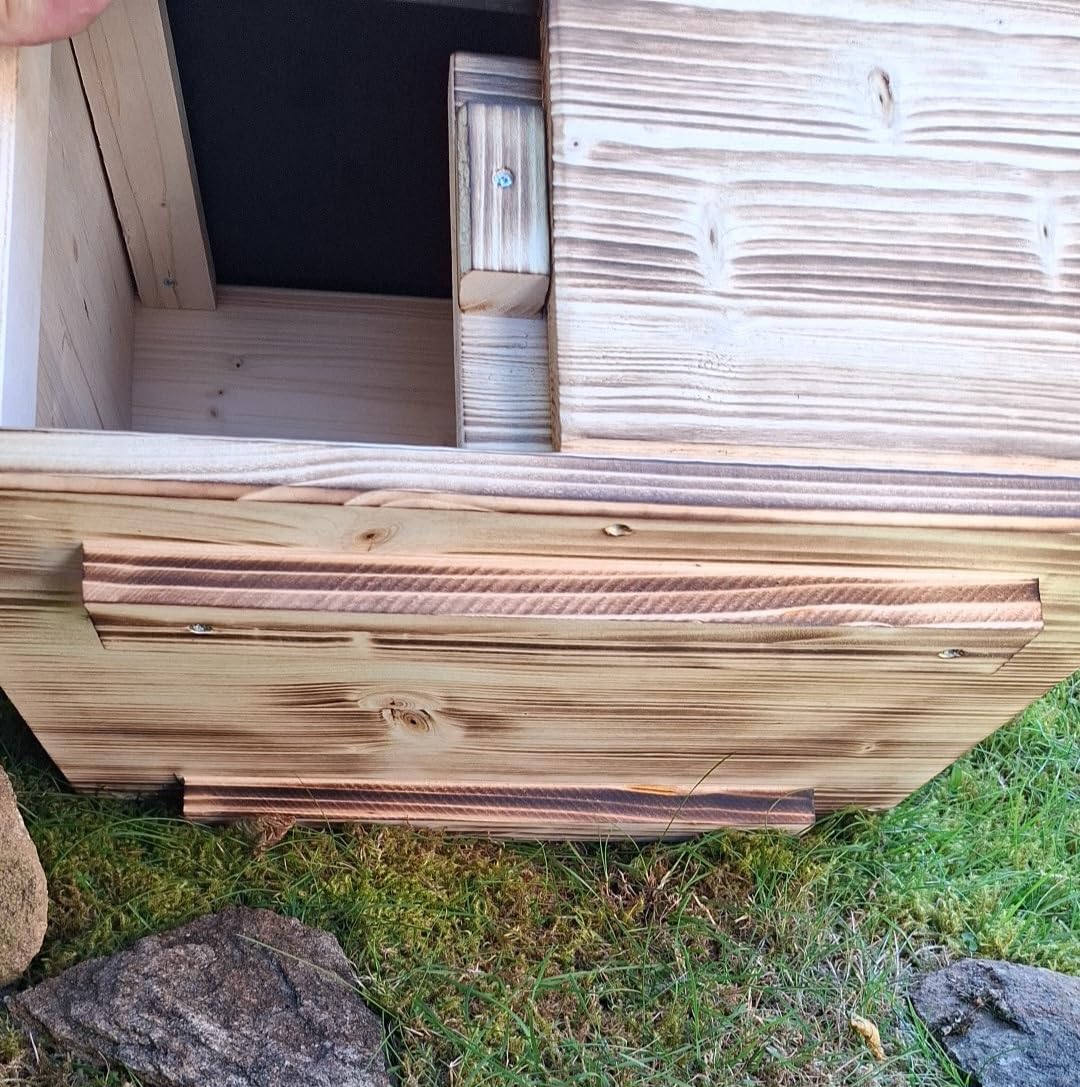 Maison pour tortue avec entrée fermable, fond et toit amovible en bois massif de sapin de 18 mm d’épaisseur flammé (SK01G)