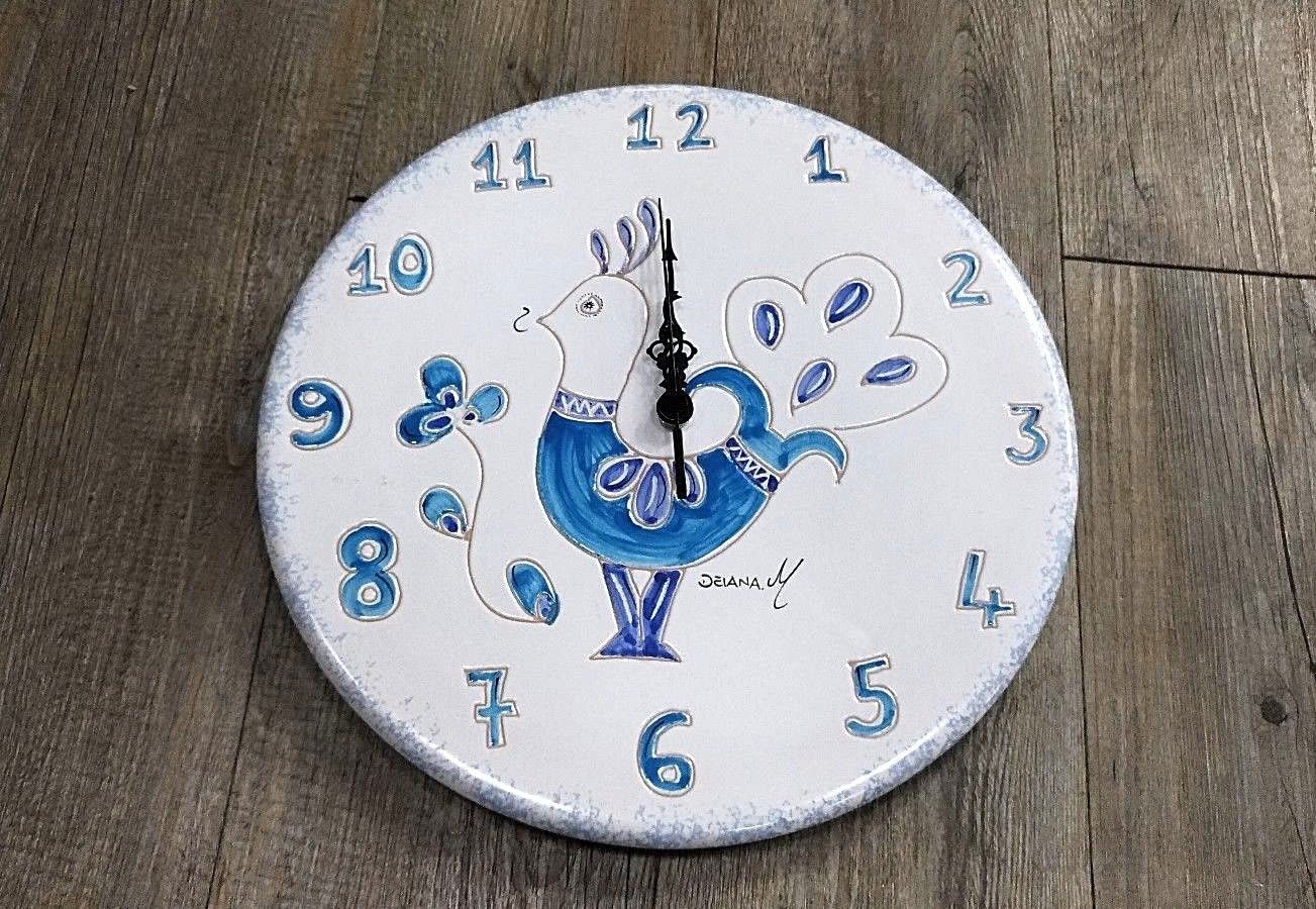 Ceramica sarda orologio tondo tre misure da parete biscotto bianco Pavoncella Dipinta a mano azzurro (20 cm)